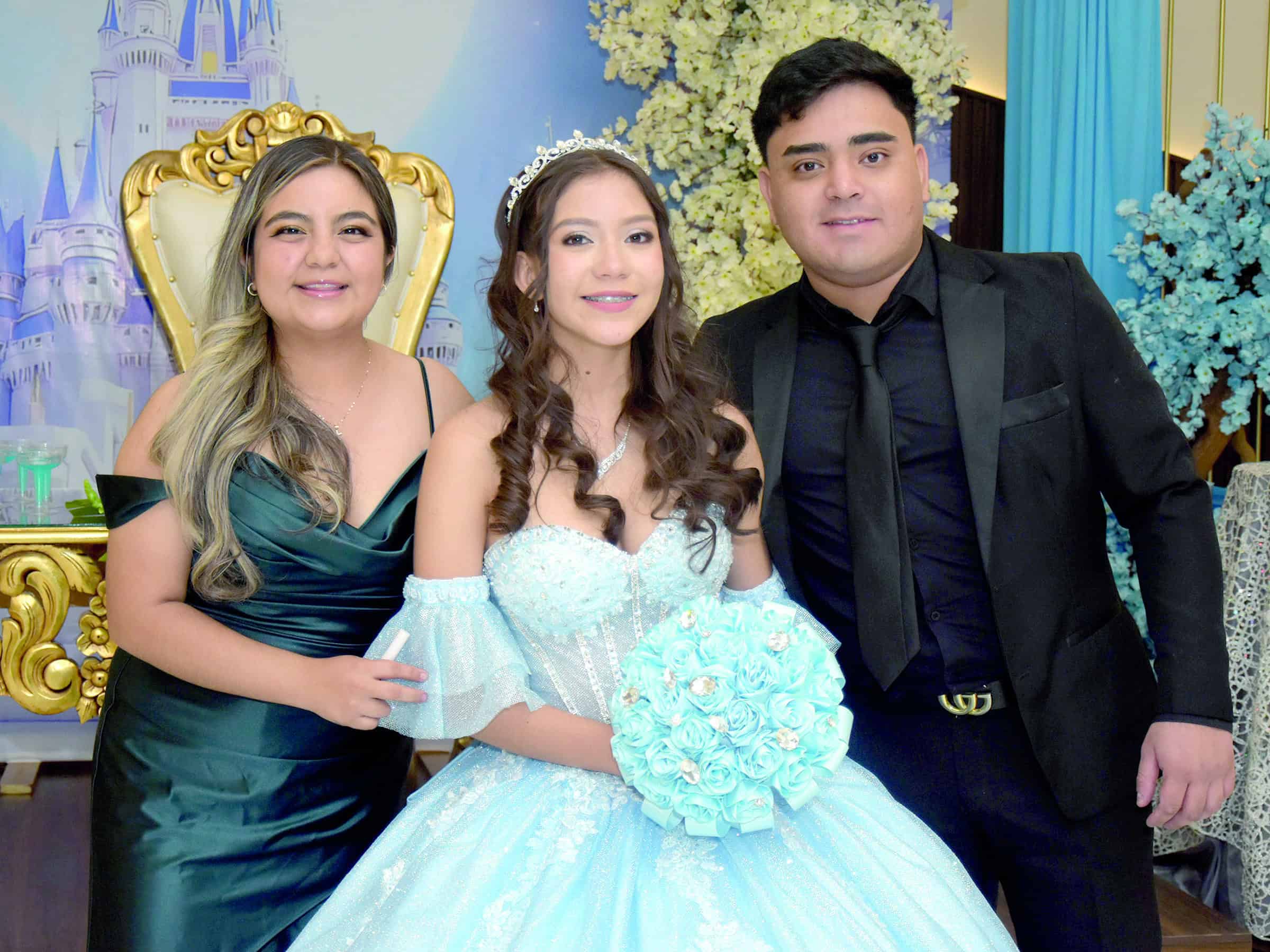 Familia y amigos acompa&ntilde;an a Itzel de la Torre en su celebraci&oacute;n de XV a&ntilde;os