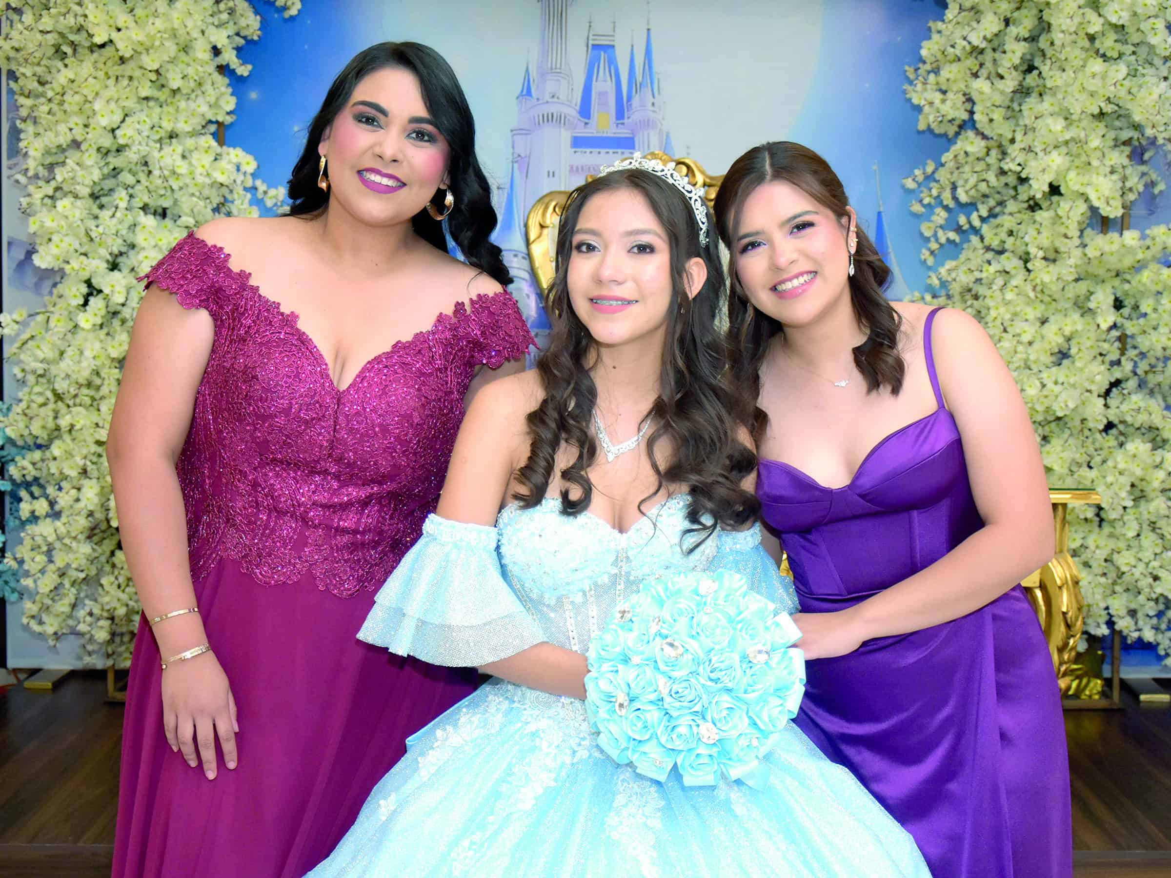 Familia y amigos acompa&ntilde;an a Itzel de la Torre en su celebraci&oacute;n de XV a&ntilde;os
