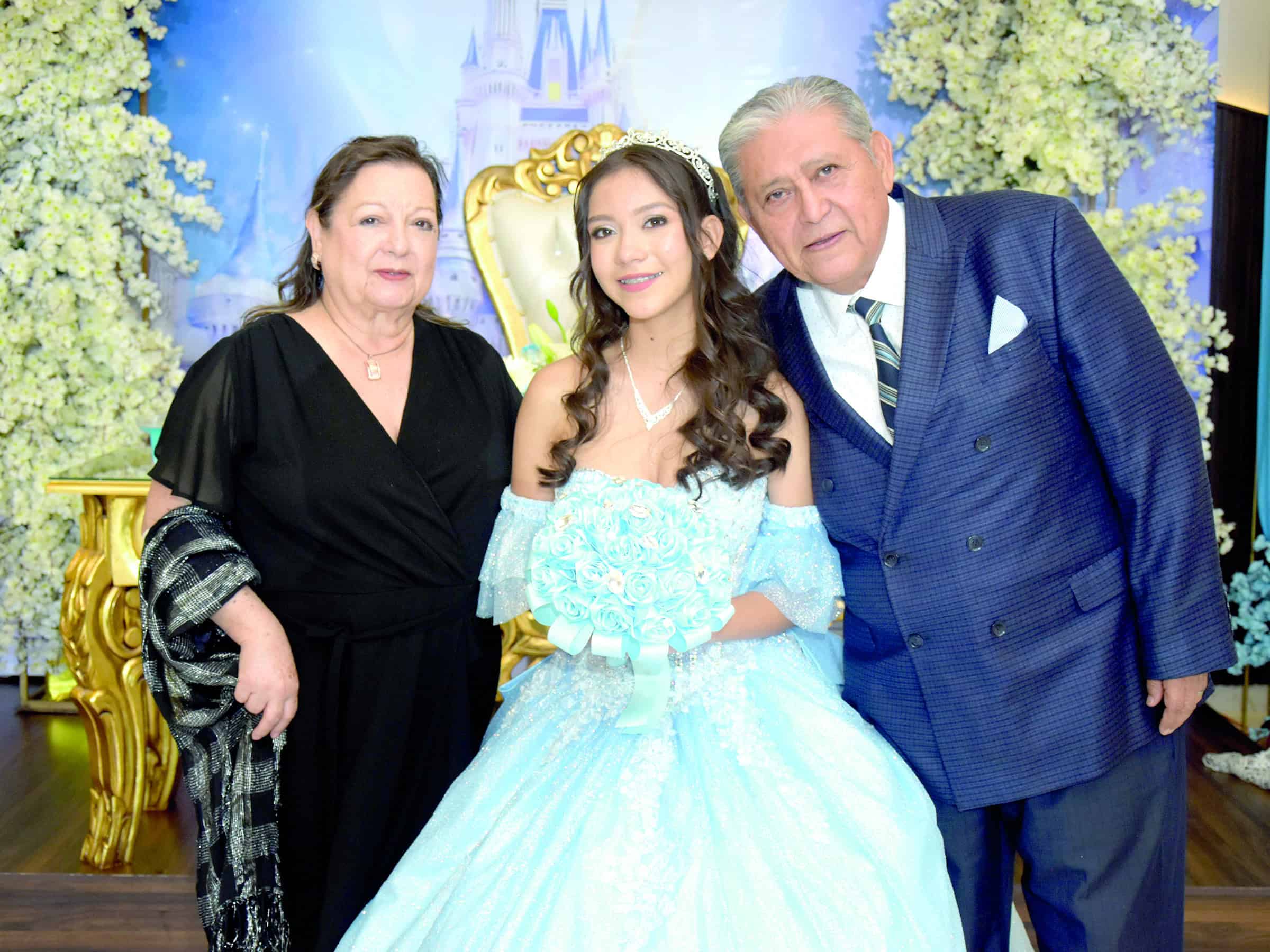 Familia y amigos acompa&ntilde;an a Itzel de la Torre en su celebraci&oacute;n de XV a&ntilde;os