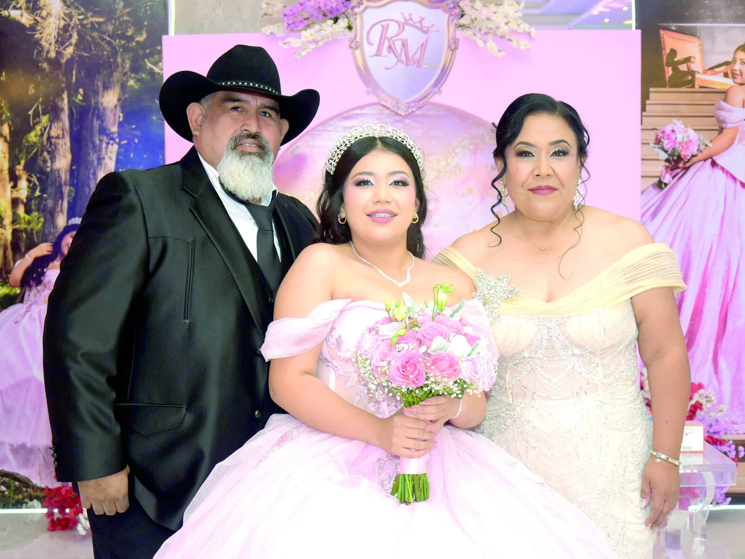 Regina Mart&iacute;nez celebra sus XV a&ntilde;os: fiesta familiar
