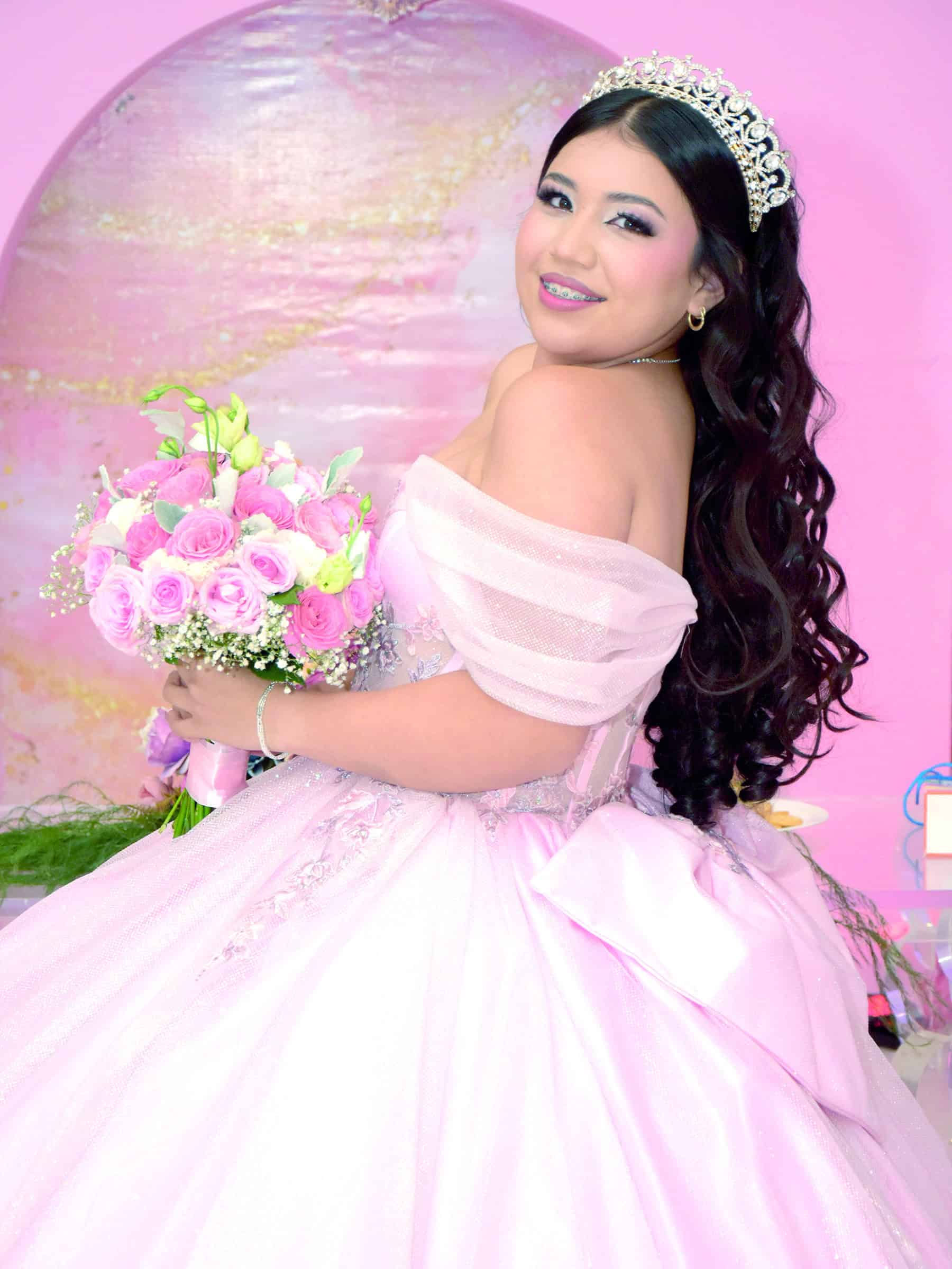 Regina Mart&iacute;nez celebra sus XV a&ntilde;os: fiesta familiar