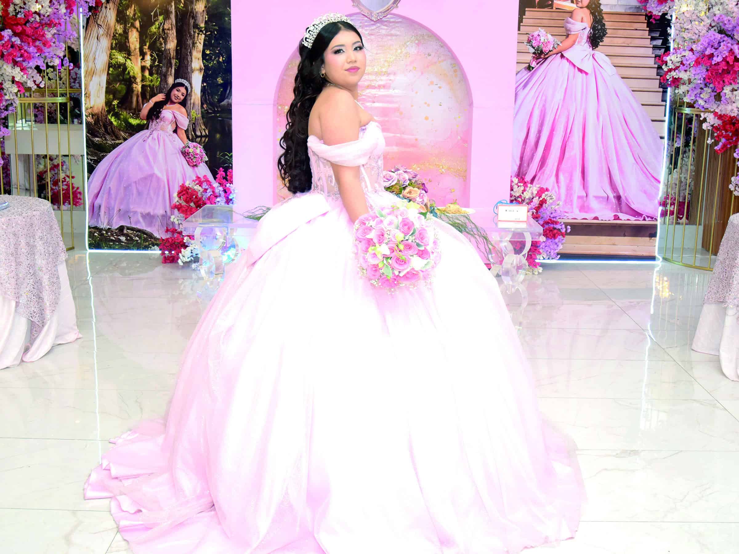 Regina Mart&iacute;nez celebra sus XV a&ntilde;os: fiesta familiar