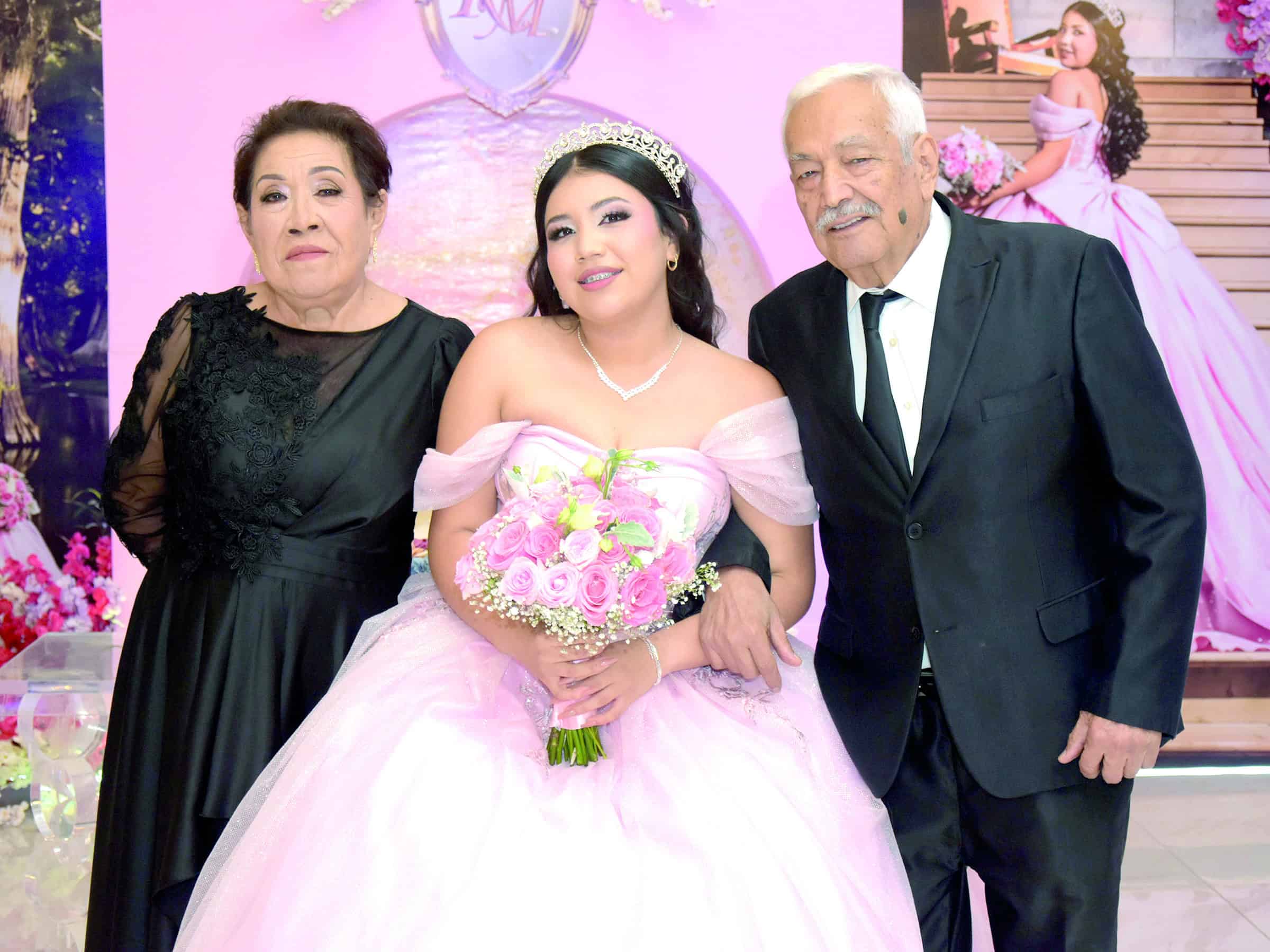Regina Mart&iacute;nez celebra sus XV a&ntilde;os: fiesta familiar