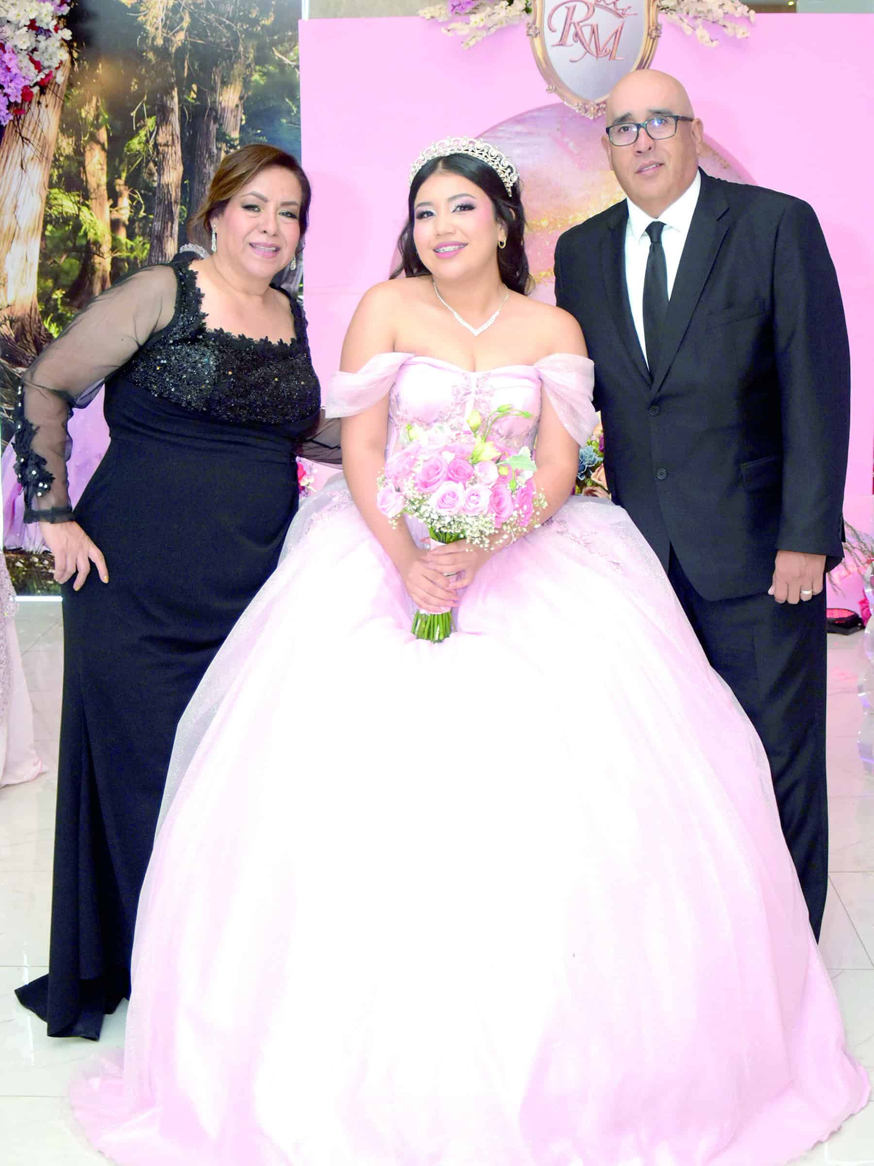 Regina Mart&iacute;nez celebra sus XV a&ntilde;os: fiesta familiar