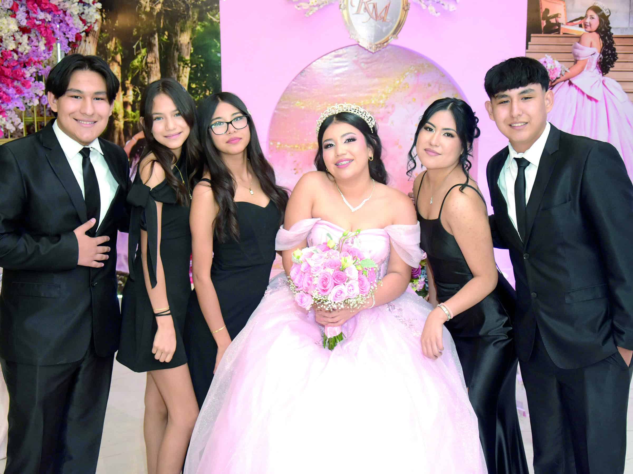 Regina Mart&iacute;nez celebra sus XV a&ntilde;os: fiesta familiar
