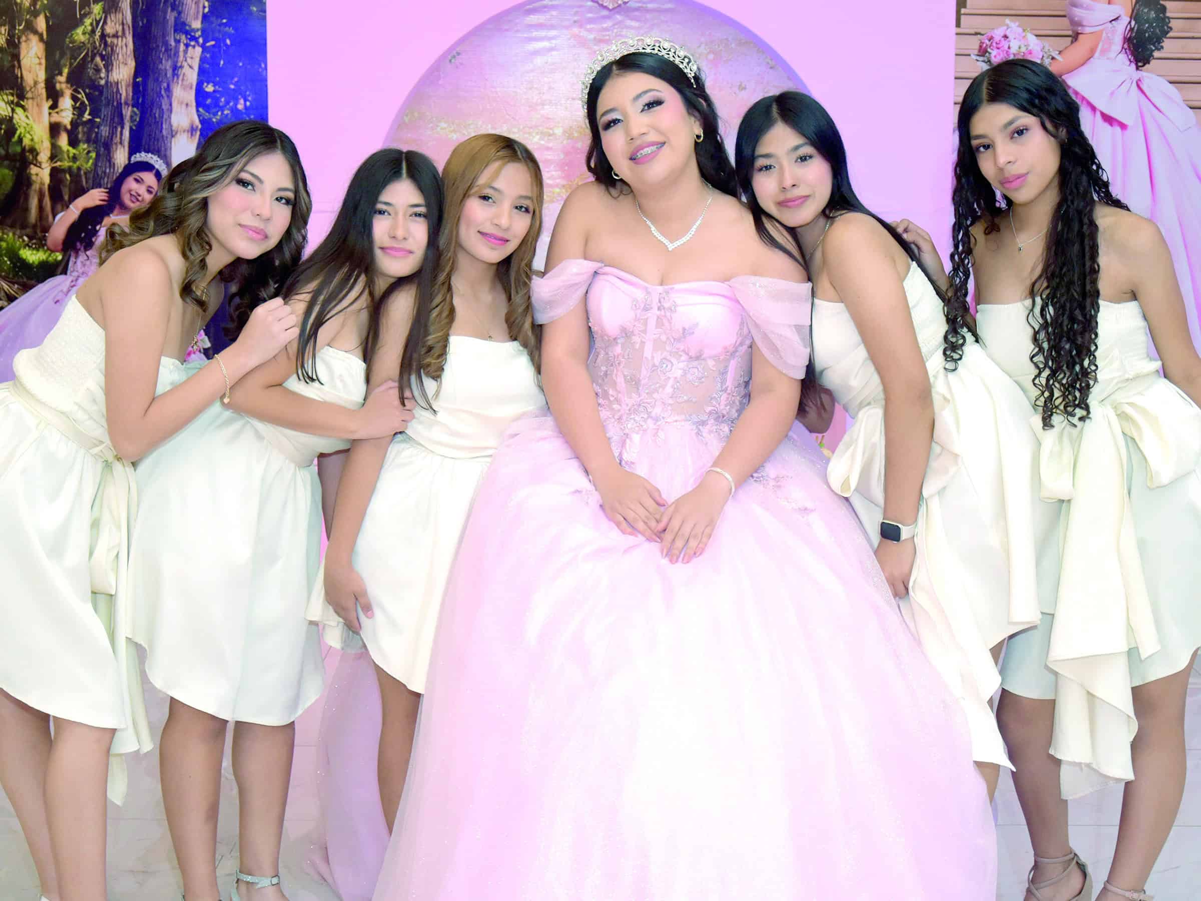 Regina Mart&iacute;nez celebra sus XV a&ntilde;os: fiesta familiar
