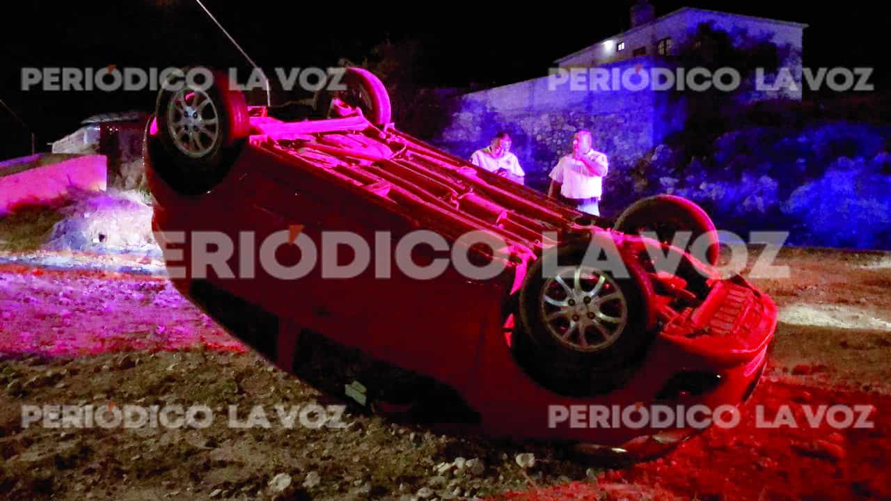 Accidente en Monclova: Automovilista abandona Chevrolet Spark volcado