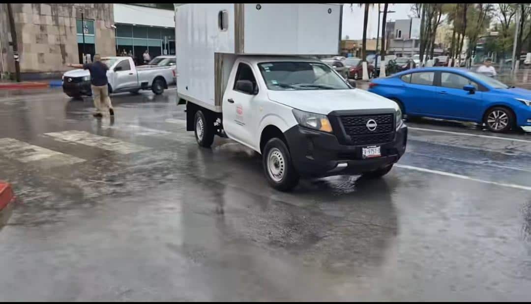 Adulto mayor hospitalizado tras ser embestido por camioneta en Monclova