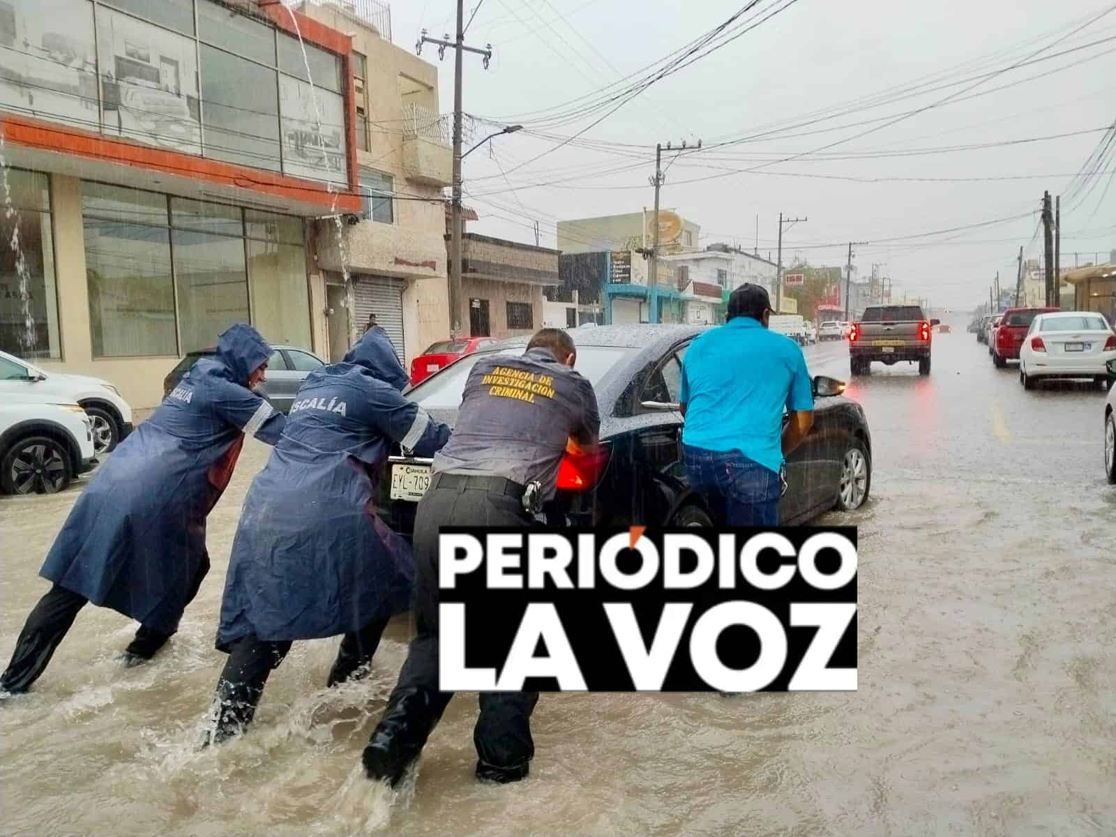 Auxilian elementos de la AIC  a familias durante la tormenta