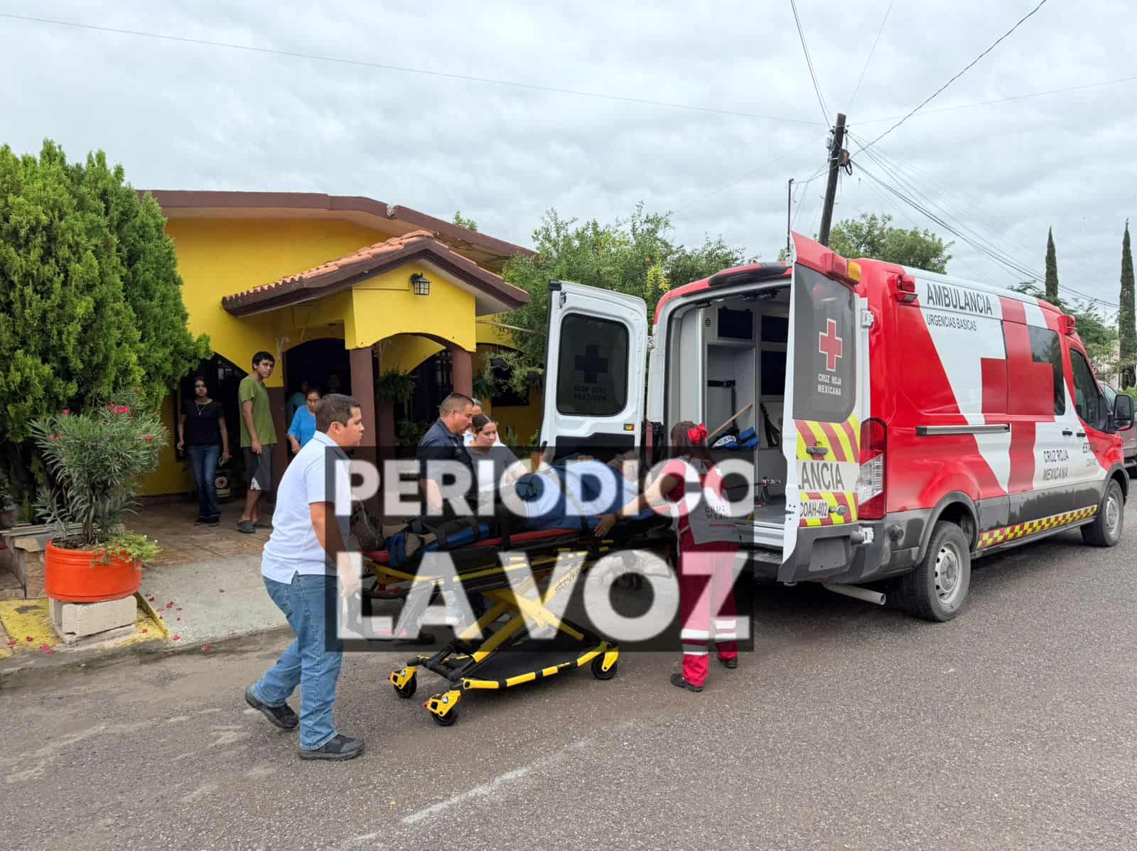 Car adulto mayor de escalera y se fractura en Villa de Pala&uacute;