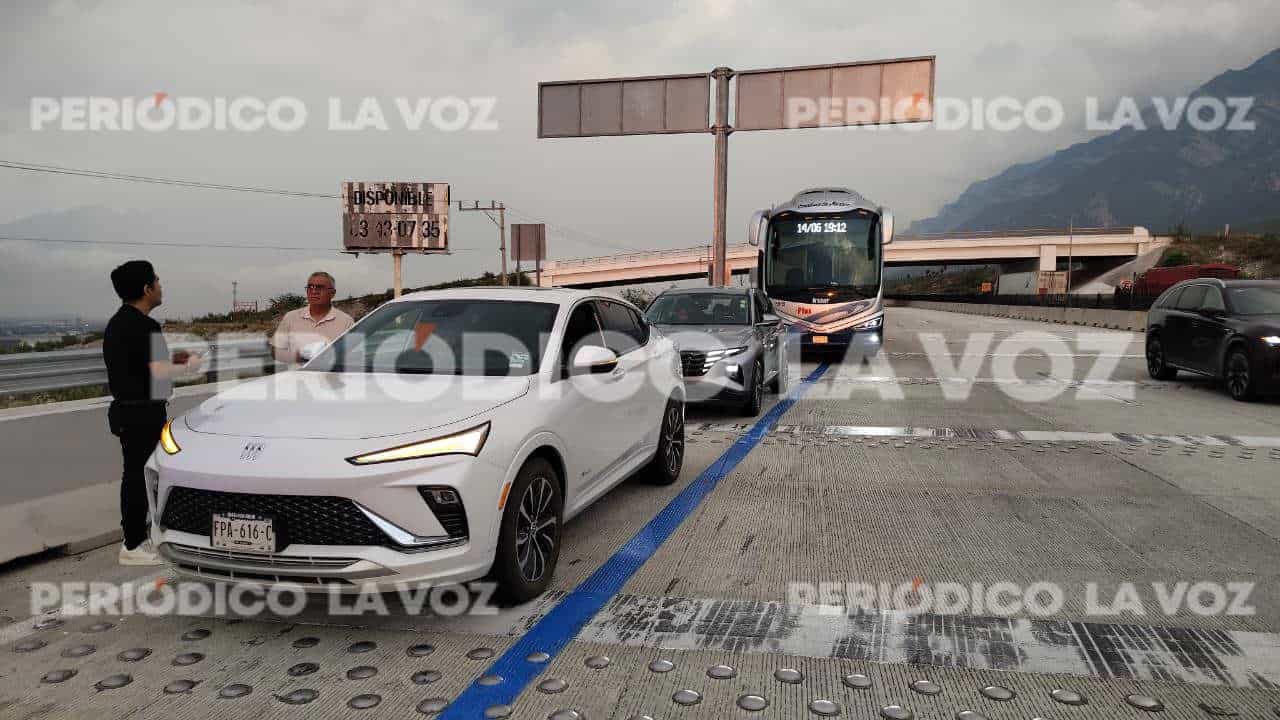 Lanzan piedras contra veh&iacute;culos en la autopista Monterrey-Saltillo