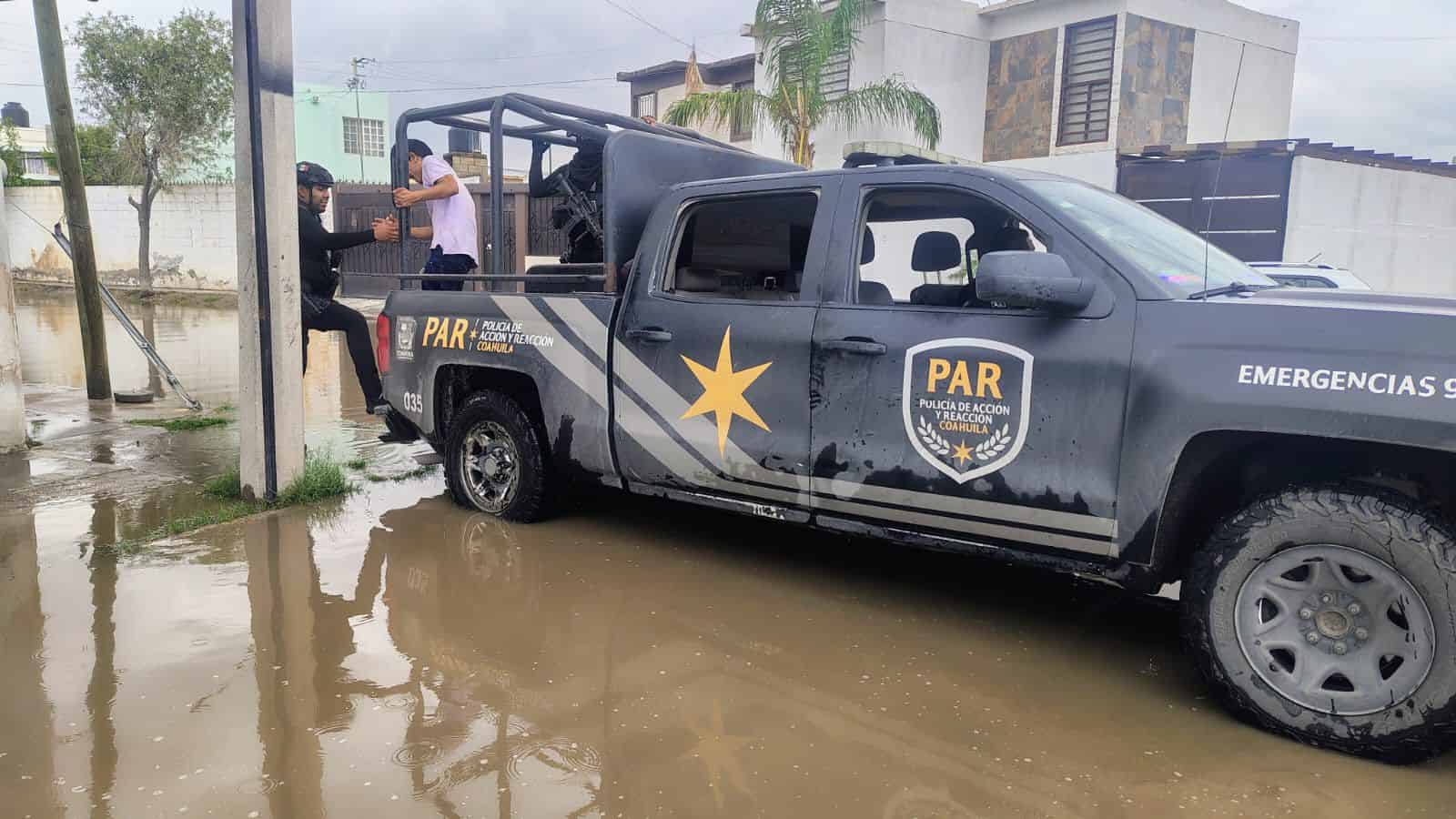Polic&iacute;a Estatal de Coahuila apoya a la poblaci&oacute;n tras lluvias intensas