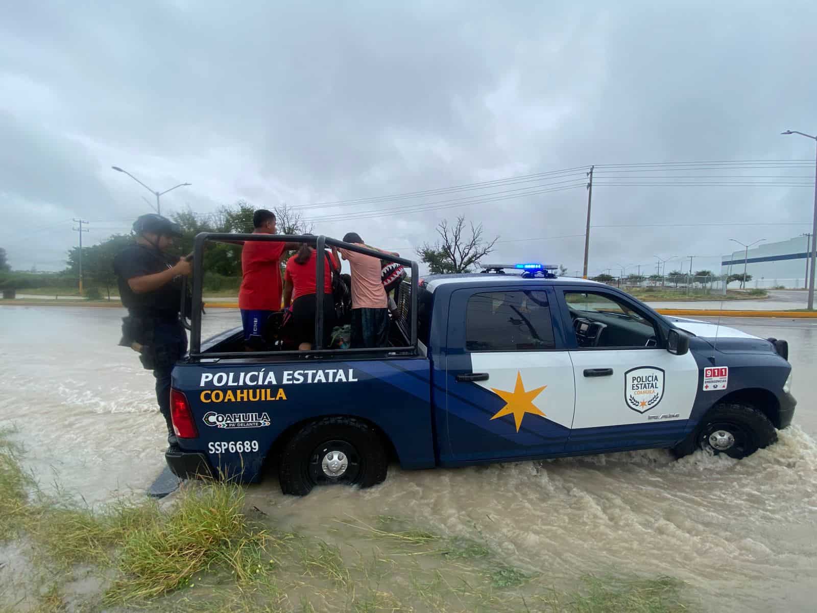 Polic&iacute;a Estatal de Coahuila apoya a la poblaci&oacute;n tras lluvias intensas
