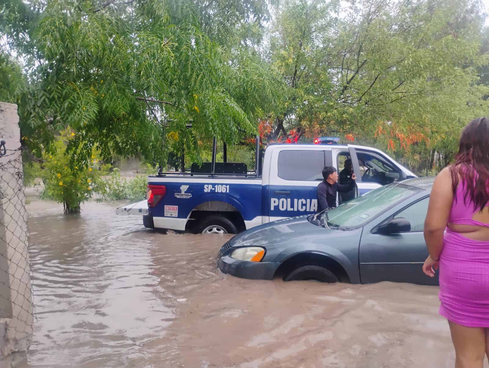 Polic&iacute;a Estatal de Coahuila apoya a la poblaci&oacute;n tras lluvias intensas