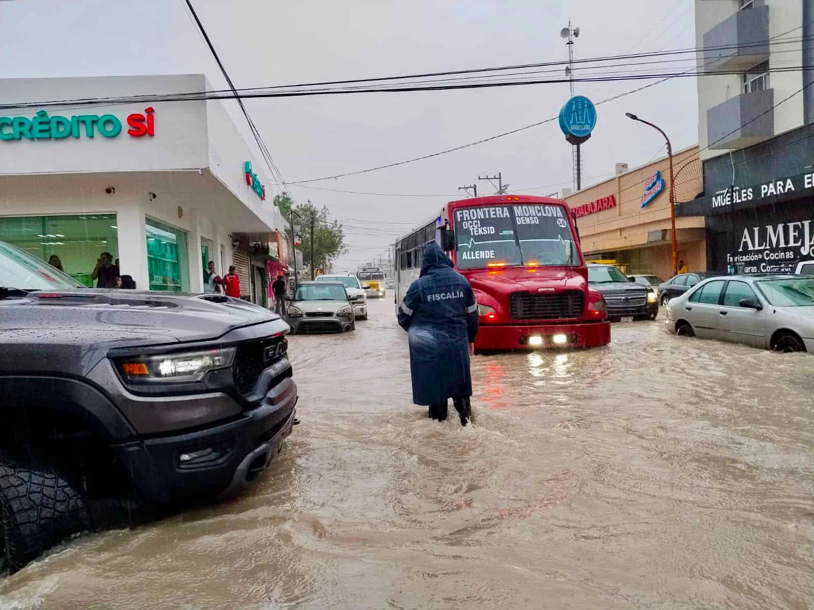 Polic&iacute;a Estatal de Coahuila apoya a la poblaci&oacute;n tras lluvias intensas