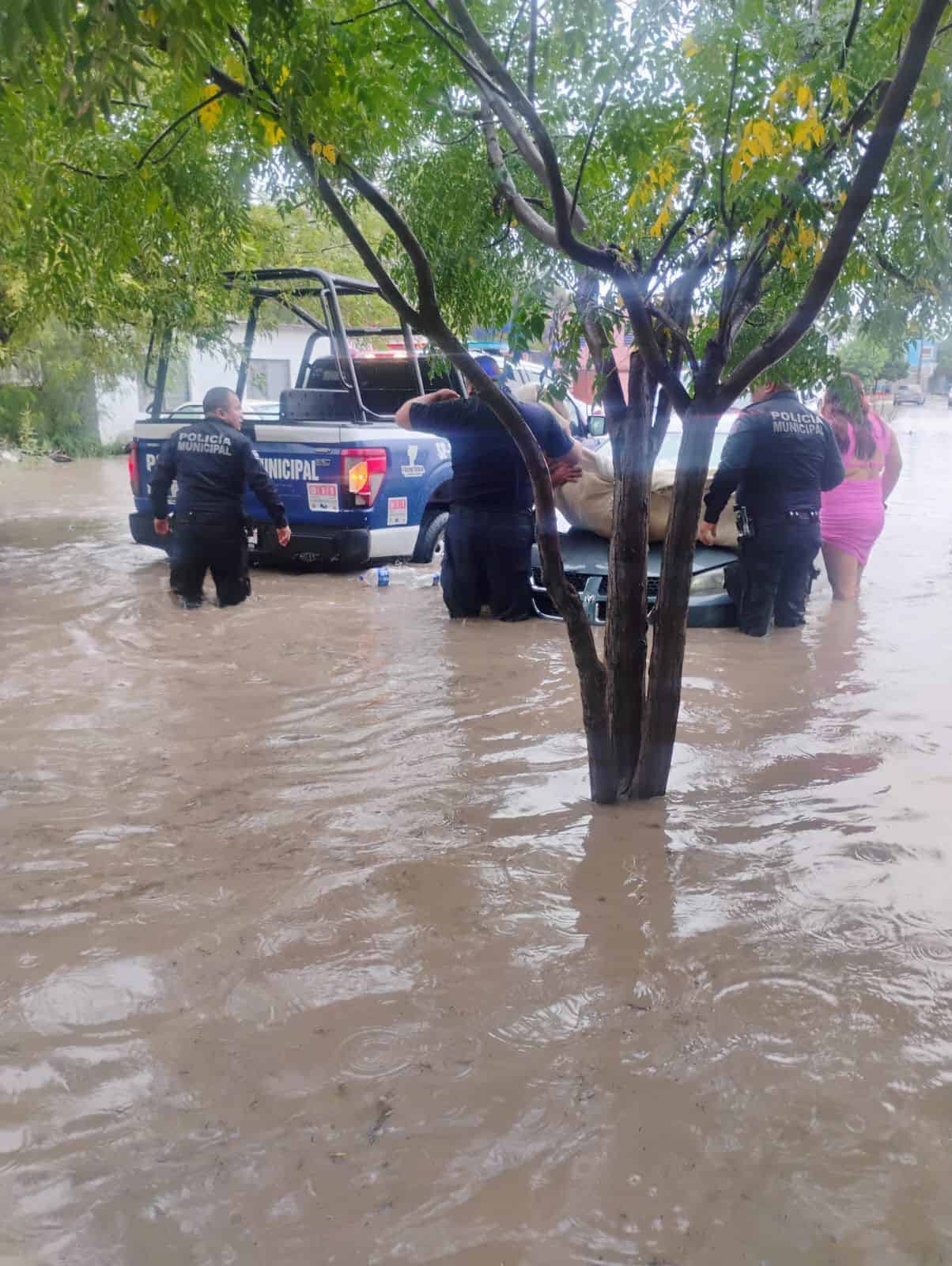 Polic&iacute;a Estatal de Coahuila apoya a la poblaci&oacute;n tras lluvias intensas