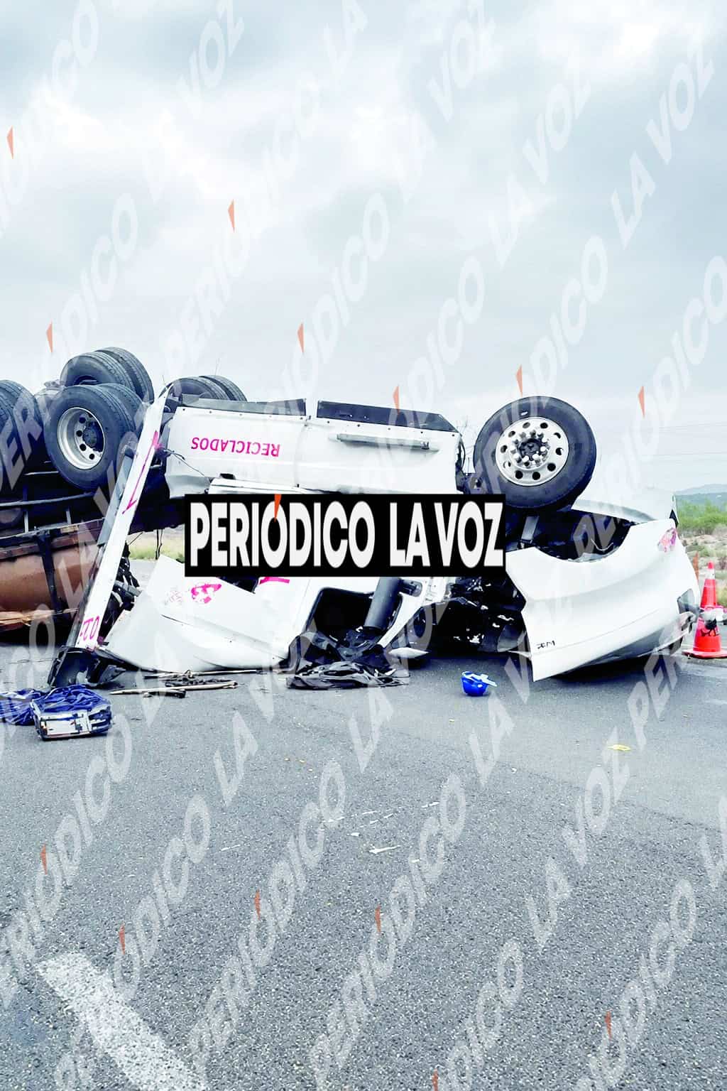 Tr&aacute;iler volcado causa caos vial en Casta&ntilde;os: cierre total de carretera