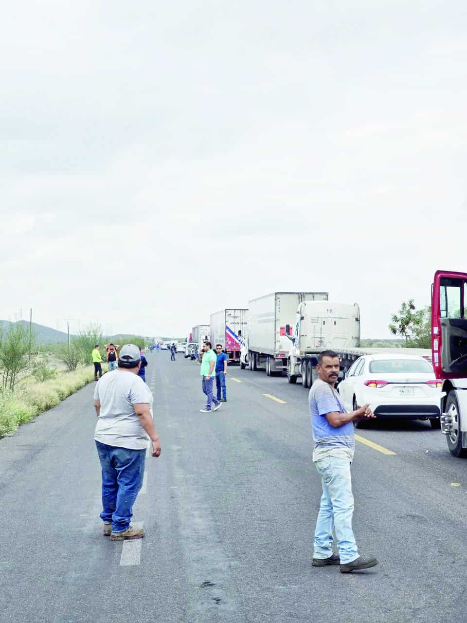 Tr&aacute;iler volcado causa caos vial en Casta&ntilde;os: cierre total de carretera