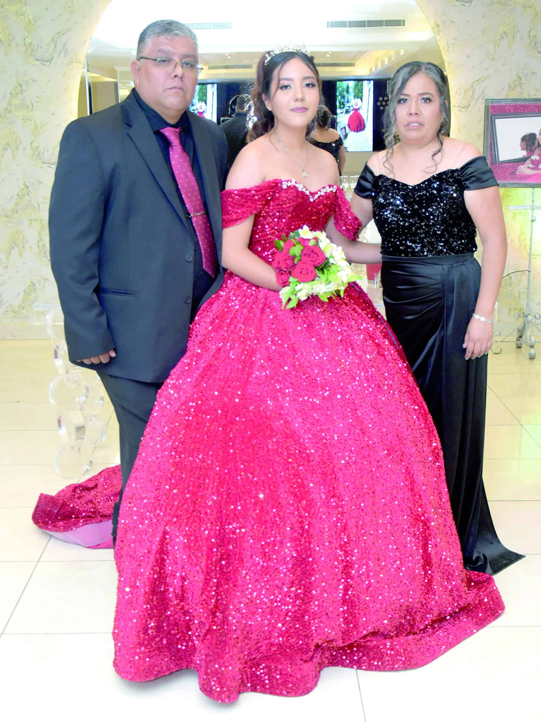 Emotiva misa y fiesta marcan los XV a&ntilde;os de F&aacute;tima Camarillo