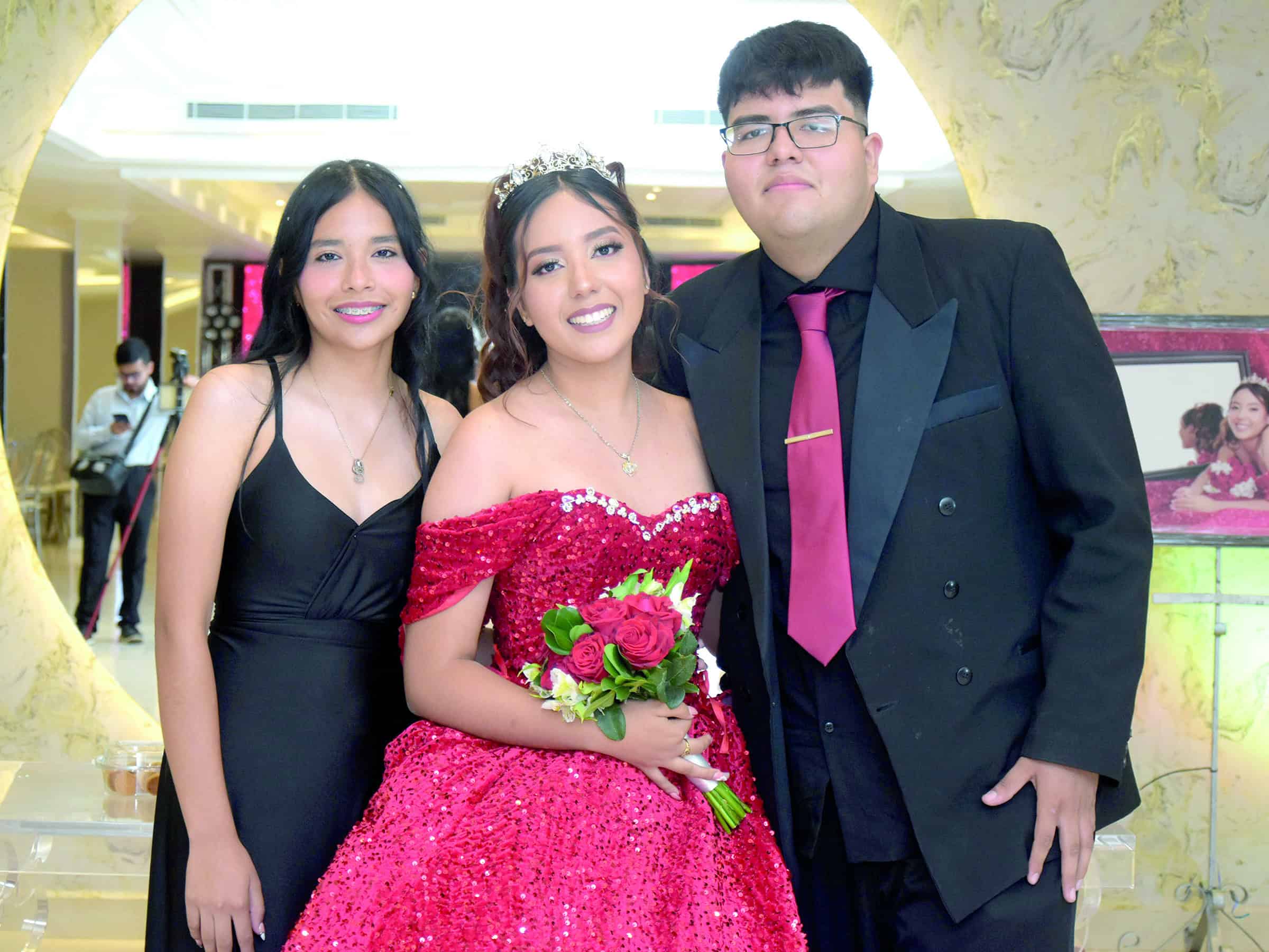 Emotiva misa y fiesta marcan los XV a&ntilde;os de F&aacute;tima Camarillo