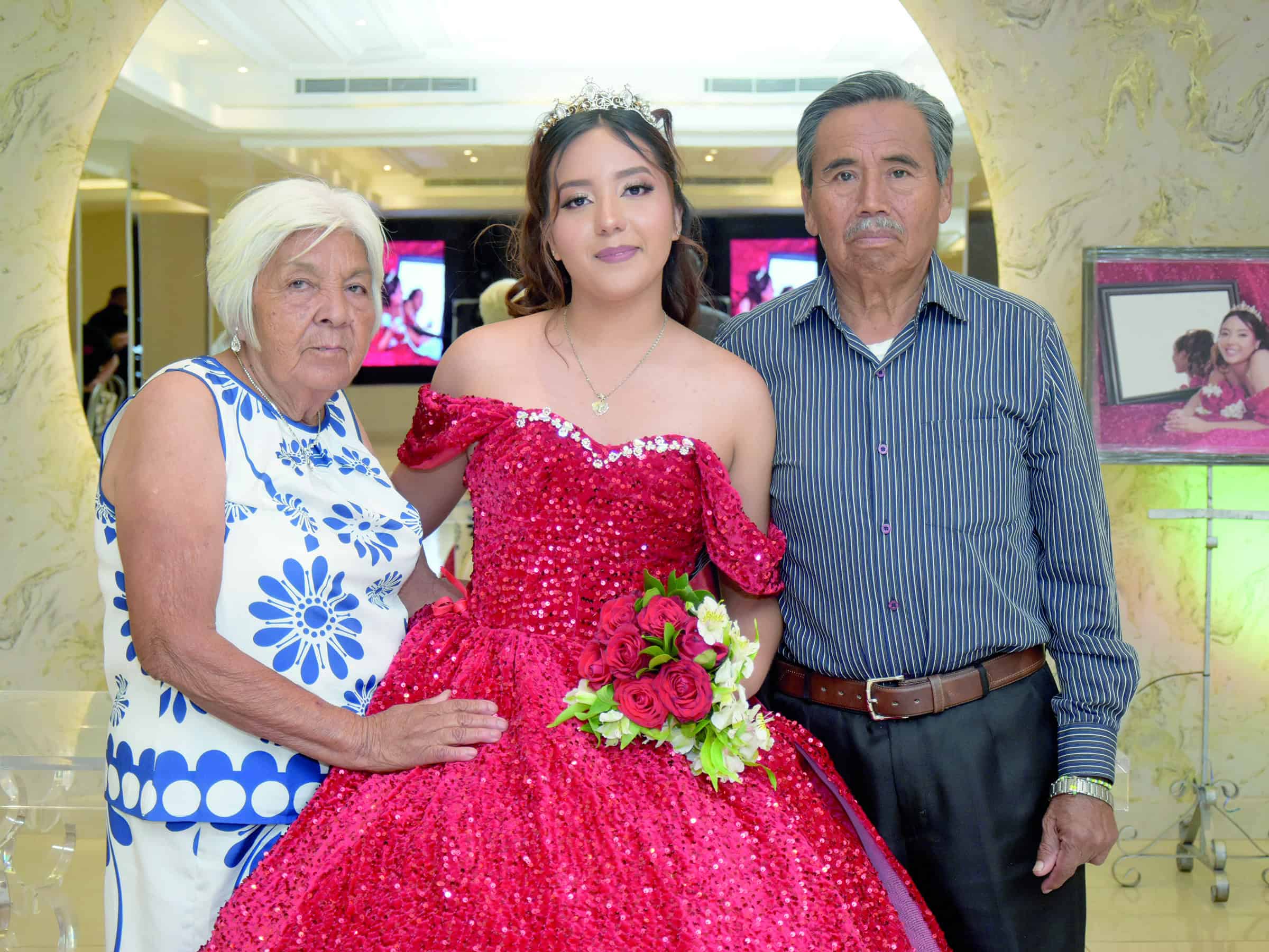 Emotiva misa y fiesta marcan los XV a&ntilde;os de F&aacute;tima Camarillo