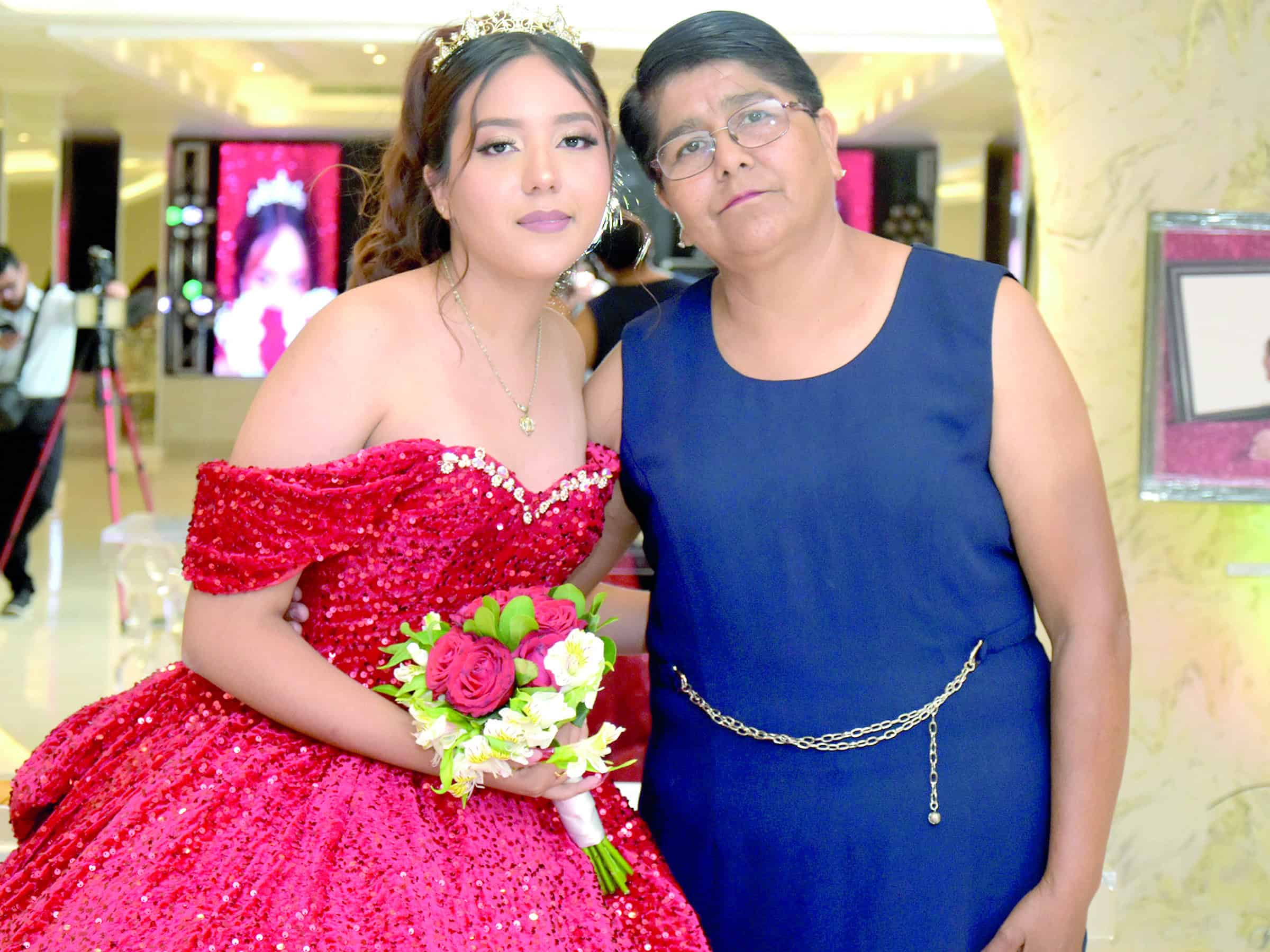 Emotiva misa y fiesta marcan los XV a&ntilde;os de F&aacute;tima Camarillo