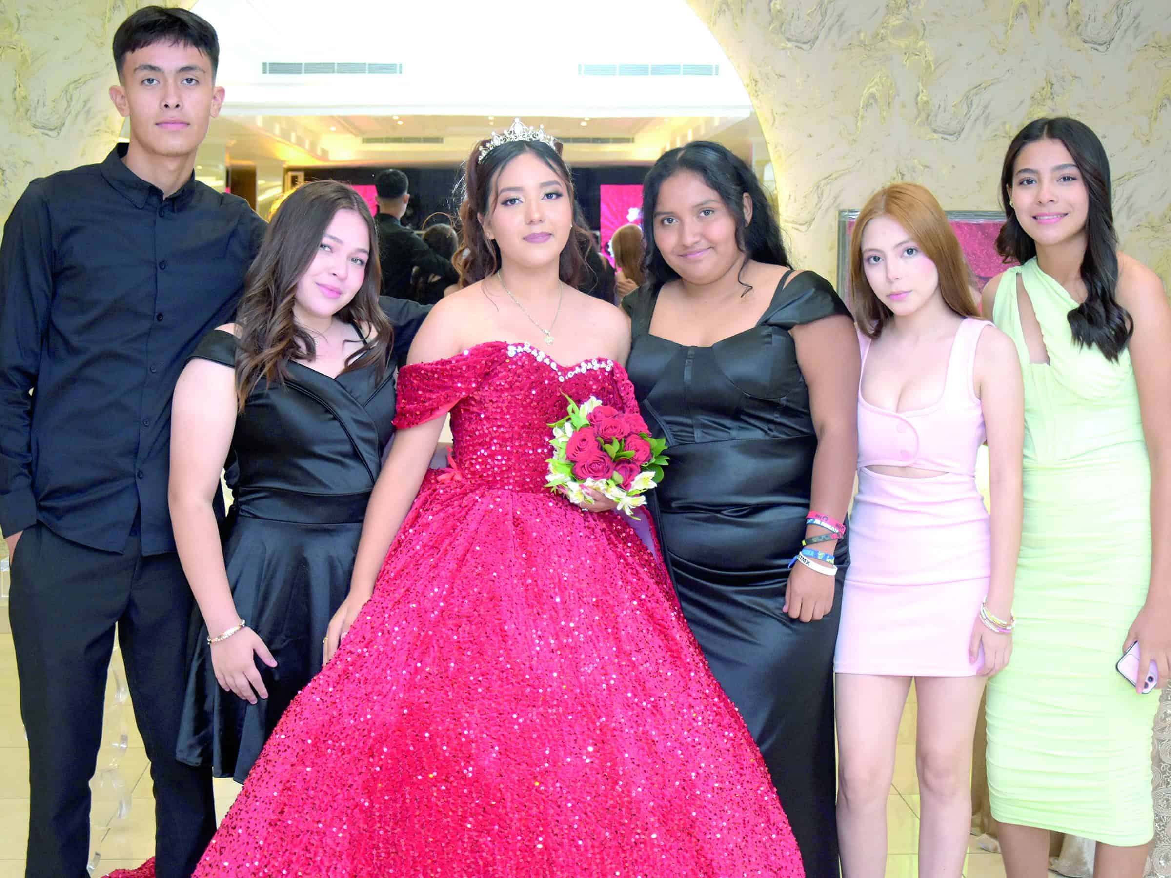 Emotiva misa y fiesta marcan los XV a&ntilde;os de F&aacute;tima Camarillo