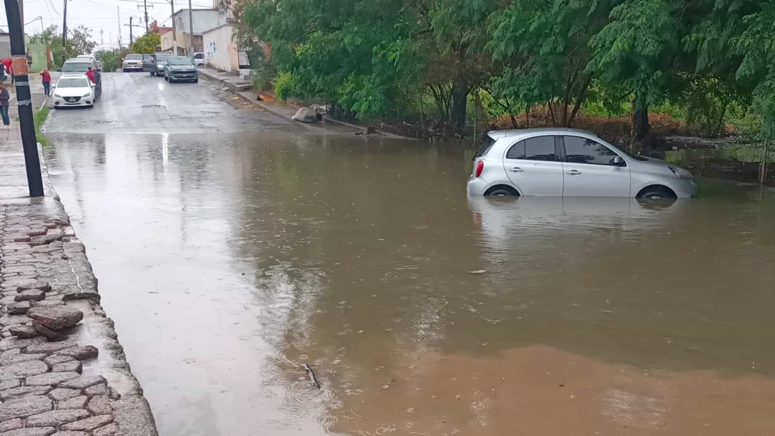 Estudiante Aldo Mart&iacute;nez pierde su auto por inundaci&oacute;n en Monclova