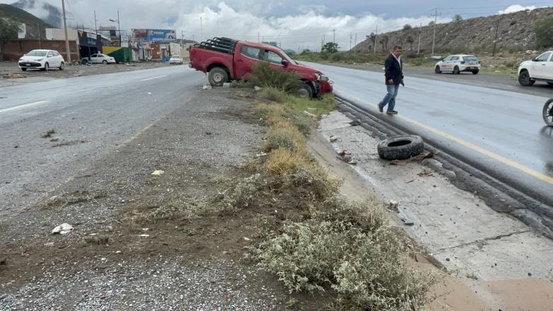 Camioneta volc&oacute; en carretera Saltillo-Torre&oacute;n: sin lesionados