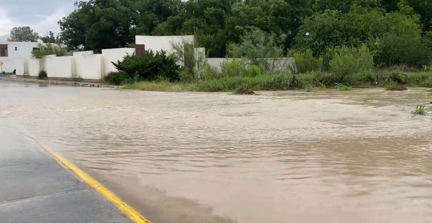 Cierre de vado en Saltillo por lluvias intensas