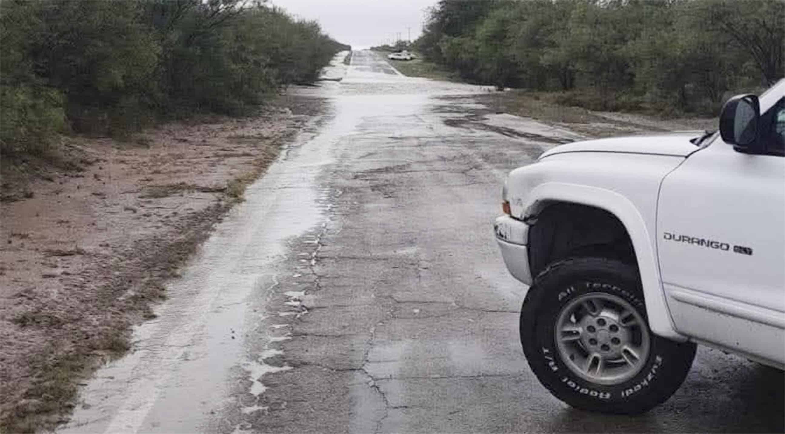 Restringen paso vehicular en arroyos de la carretera Villa Uni&oacute;n–Allende por lluvias