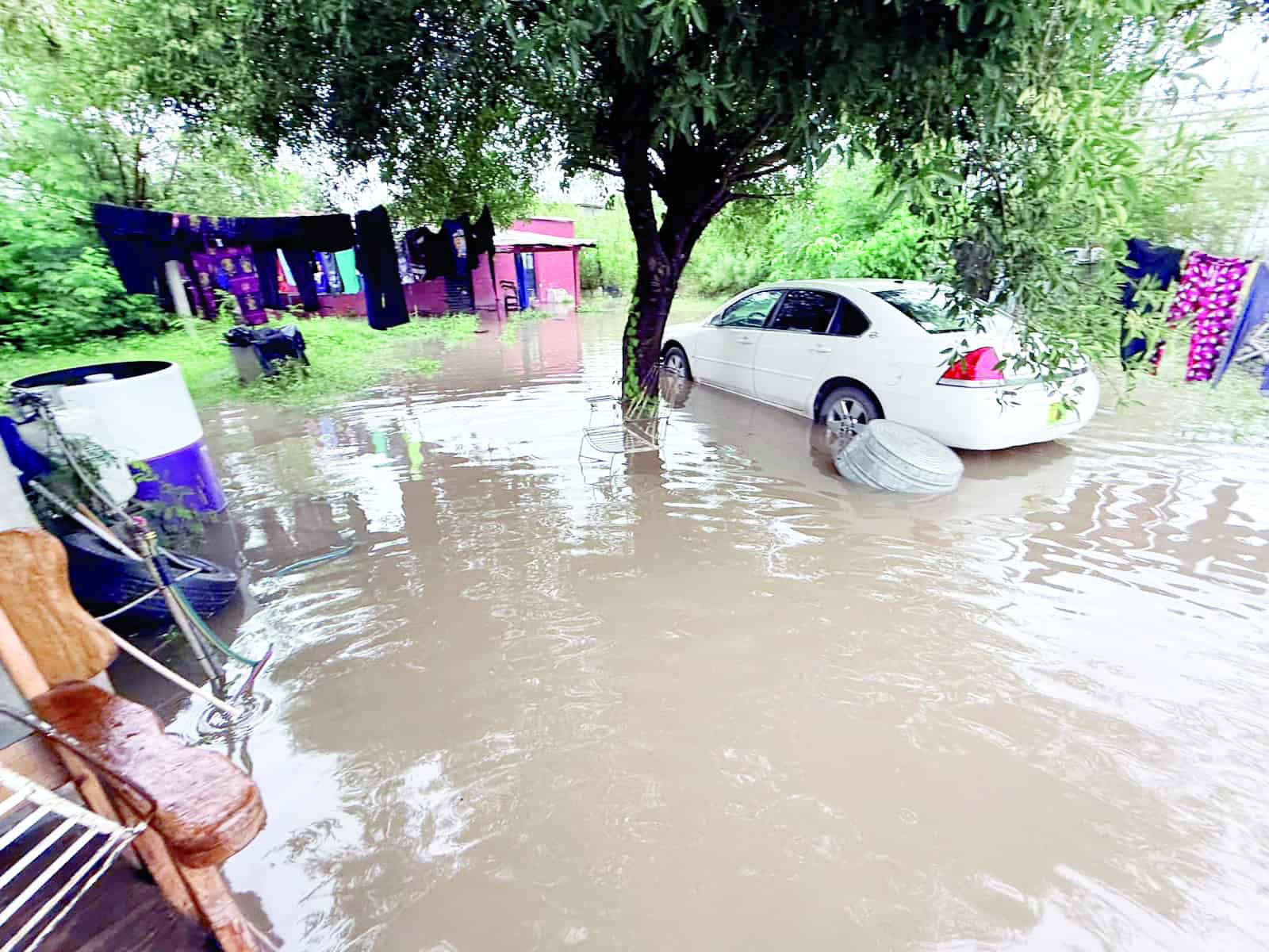 Bomberos y Protección Civil apoyan a mujer durante inundación