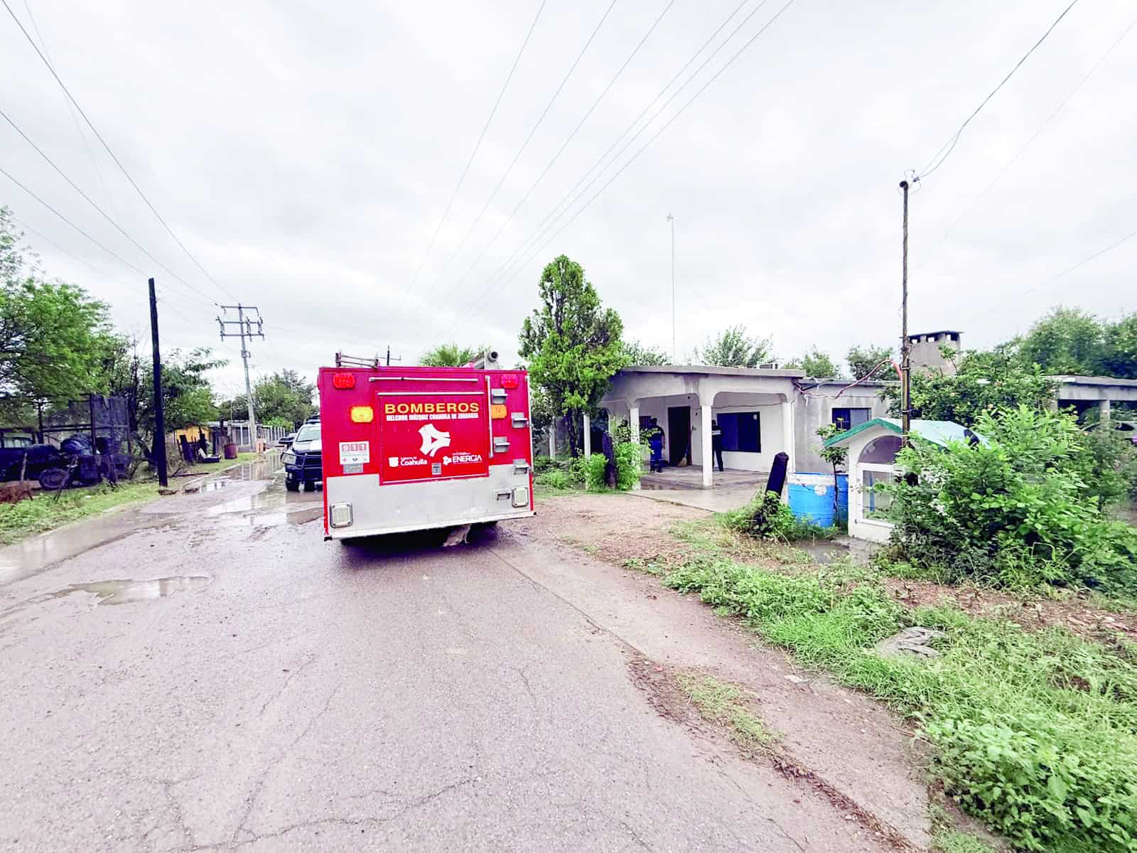 Bomberos y Protección Civil apoyan a mujer durante inundación