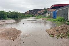 Tiran escombro en arroyo y provocan inundaciones