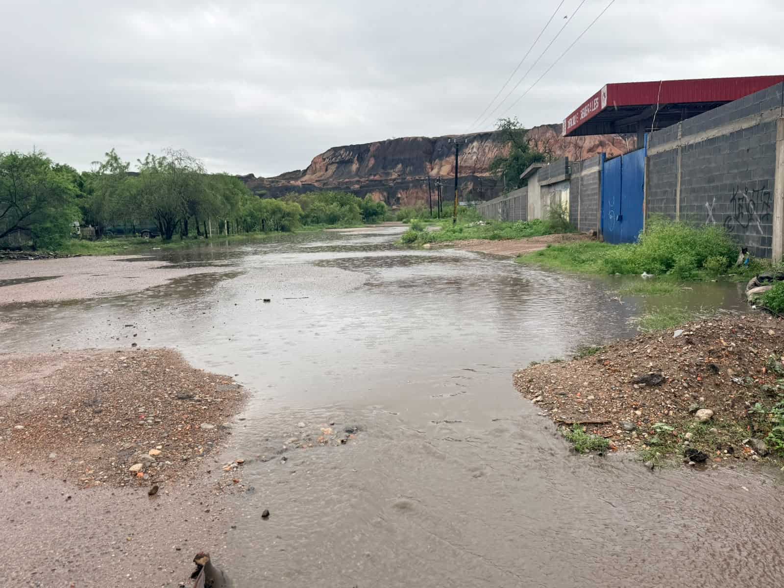 Tiran escombro en arroyo y provocan inundaciones