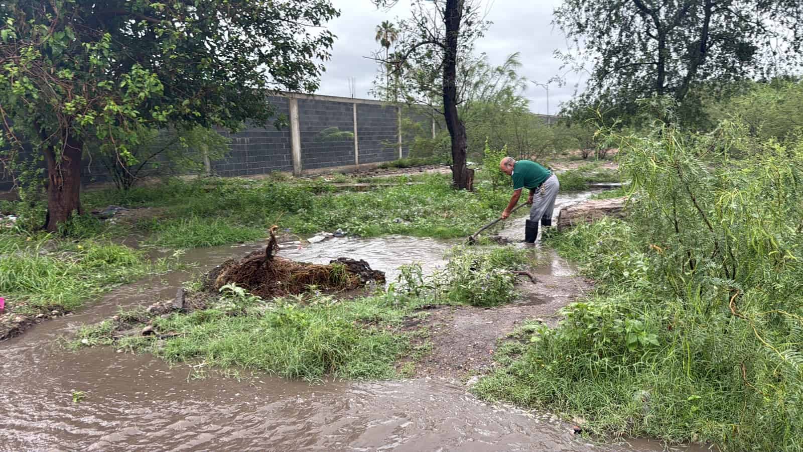 Tiran escombro en arroyo y provocan inundaciones