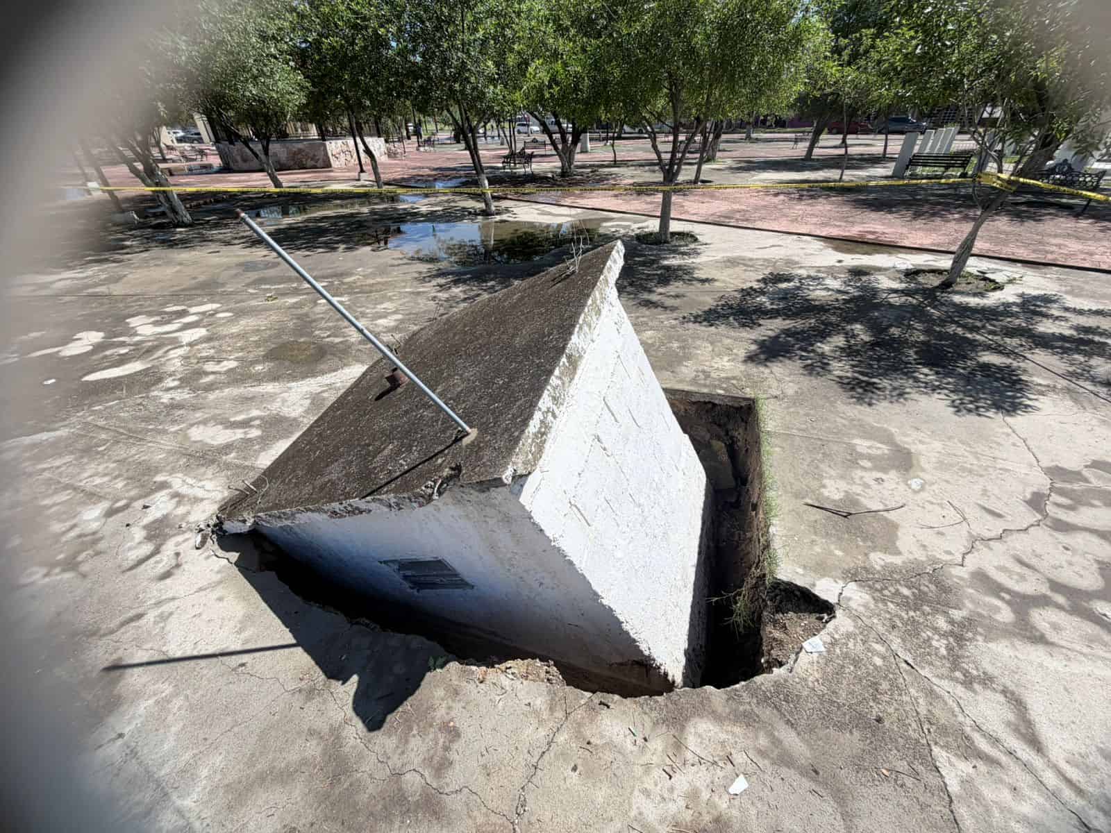 Caseta se hunde en plaza