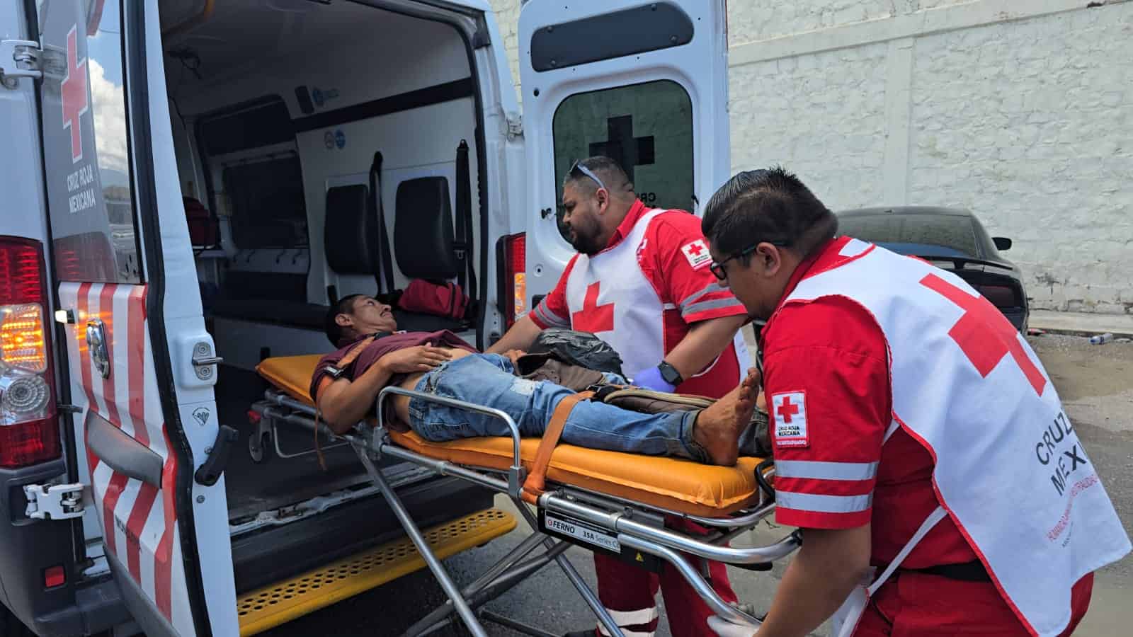 Detenido en Monclova presenta crisis convulsiva y es trasladado a hospital