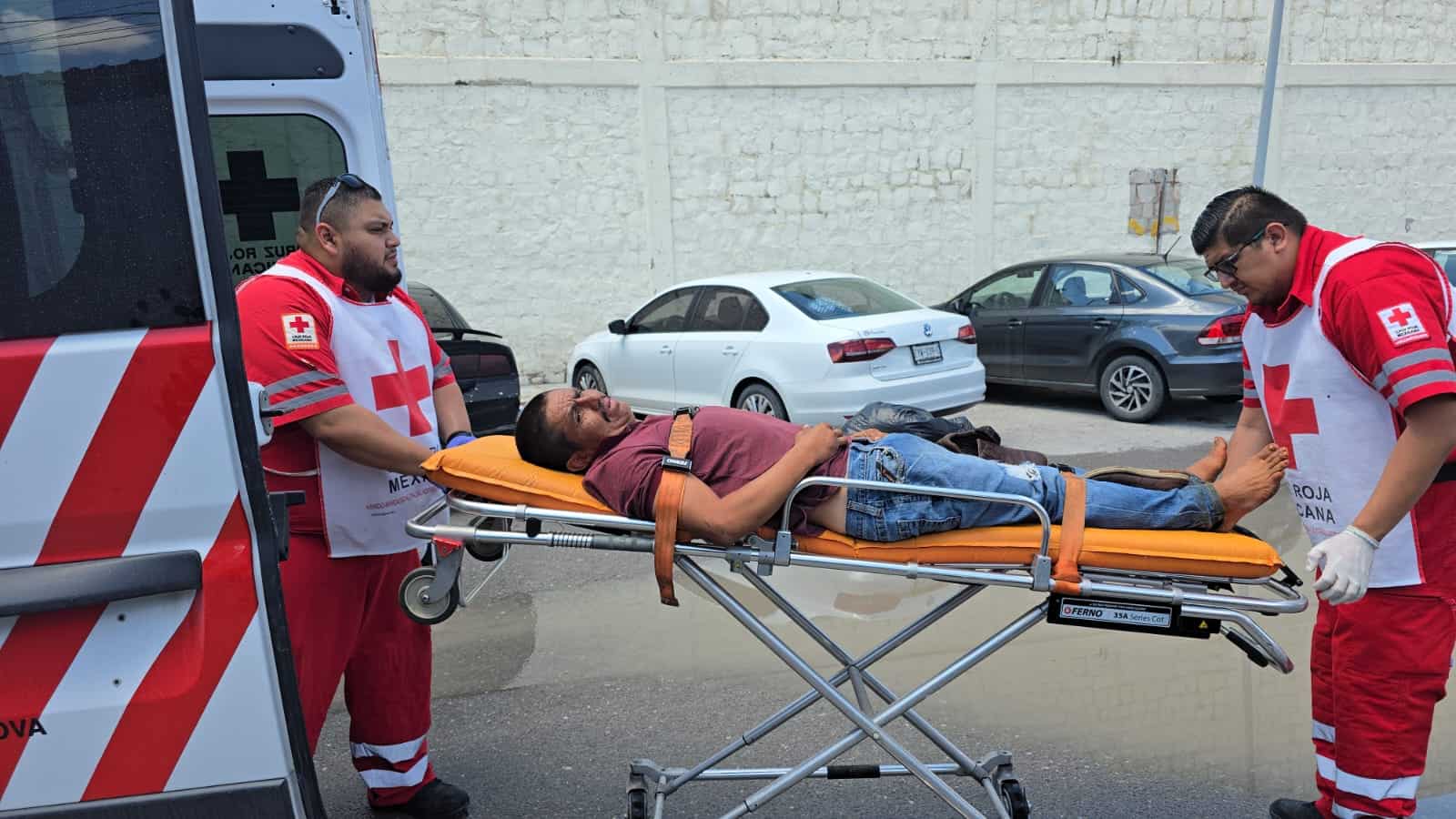 Detenido en Monclova presenta crisis convulsiva y es trasladado a hospital