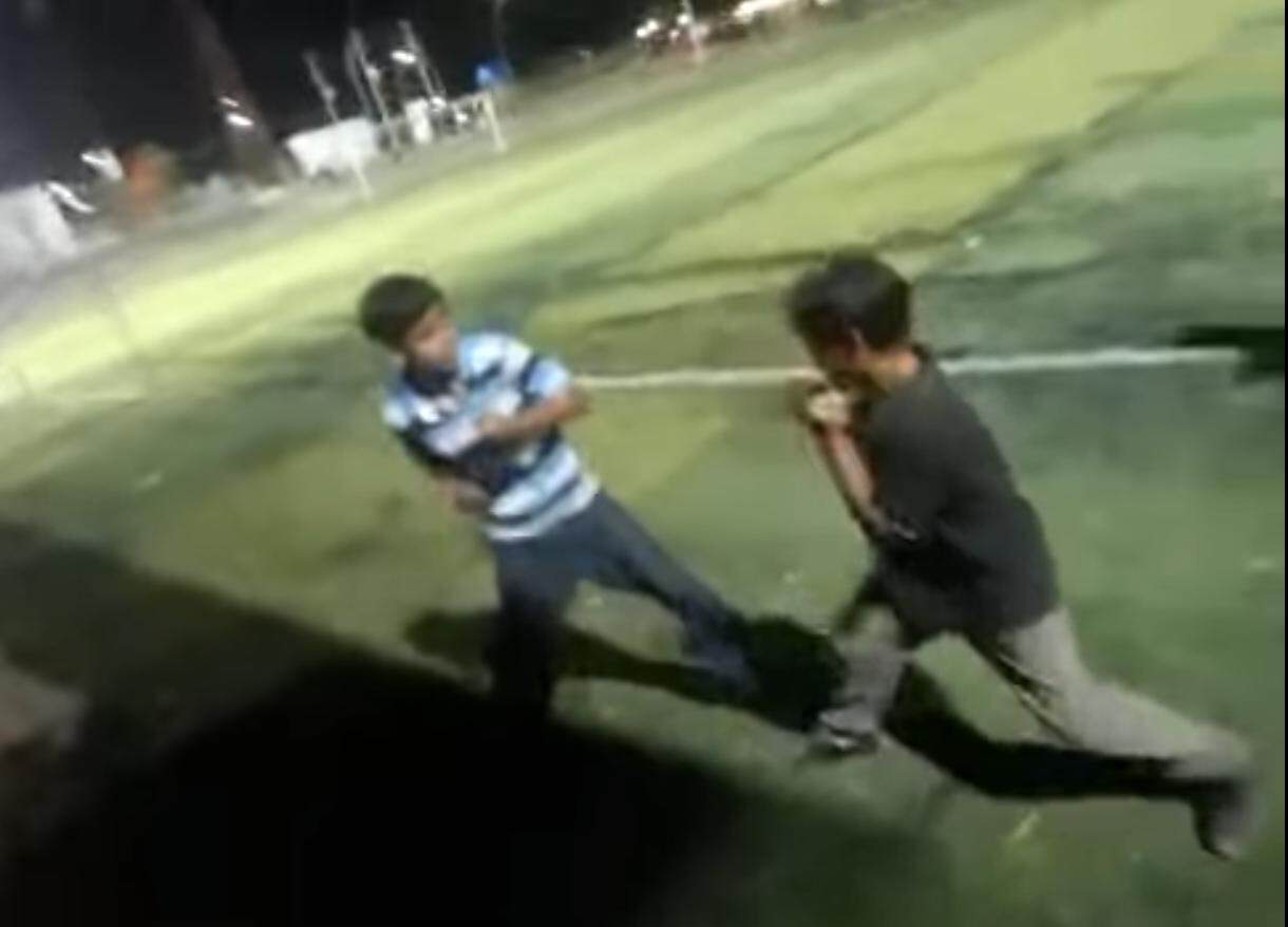 Ni&ntilde;os con machetes siembran el terror en campo Garibay