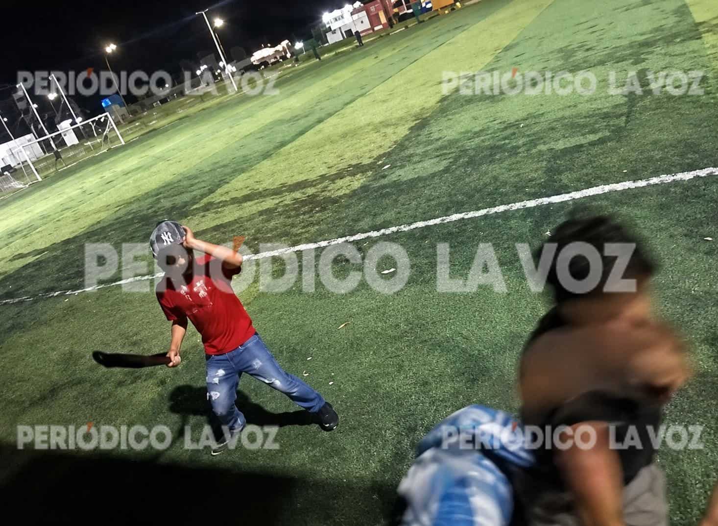 Ni&ntilde;os con machetes siembran el terror en campo Garibay