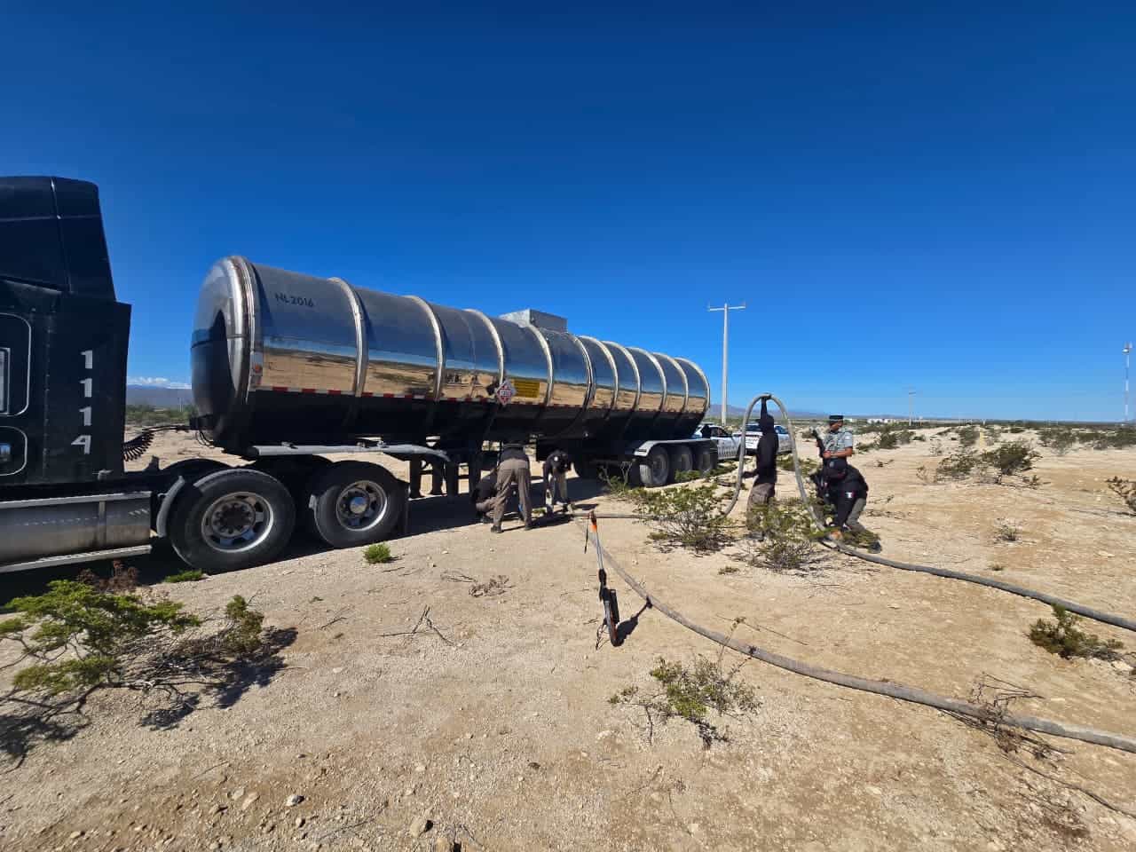FGR asegura pipa con 45 mil litros de combustible en Saltillo