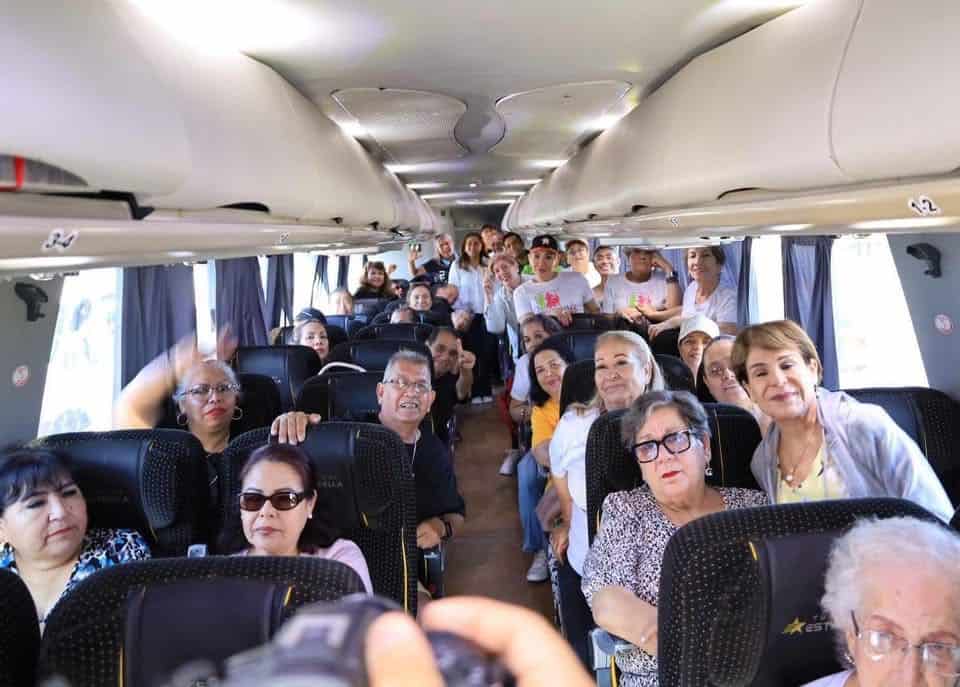 Adultos mayores viajan a Torre&oacute;n