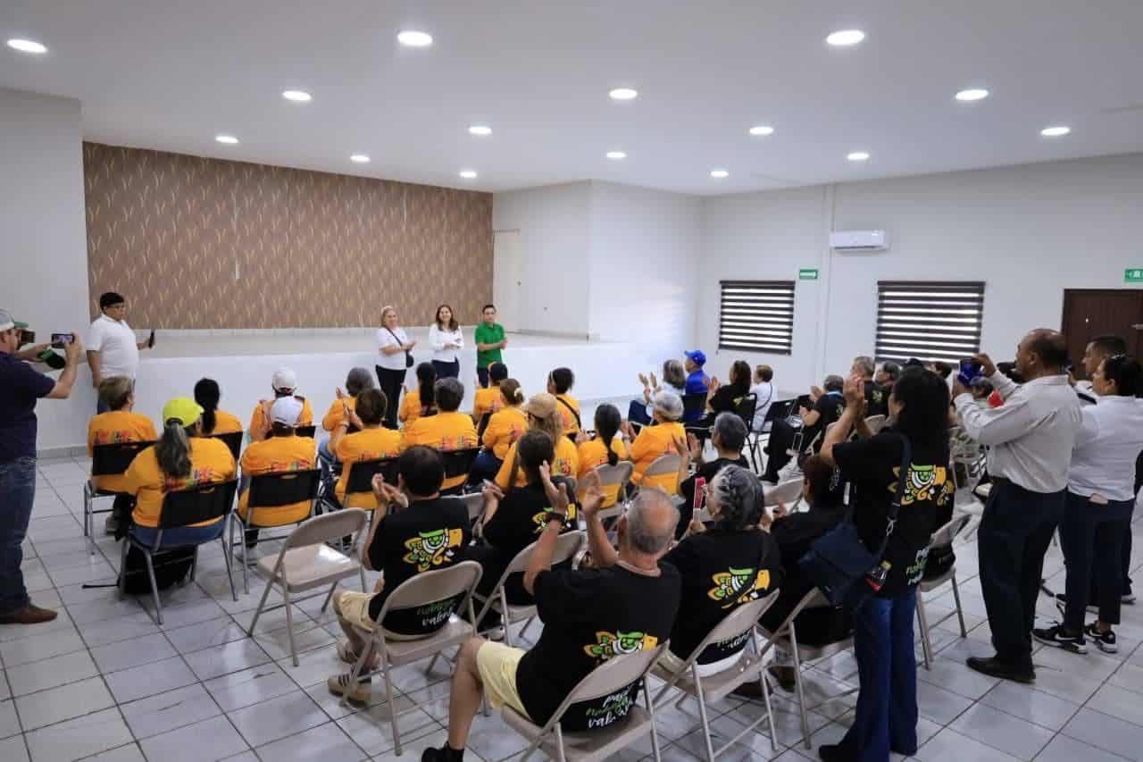 Adultos mayores viajan a Torre&oacute;n