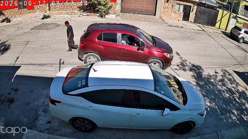Lo atropella y huye