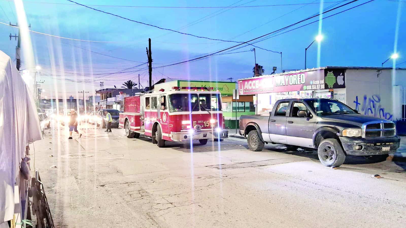 Incendio en Monclova: autom&oacute;vil se quema en centro comercial