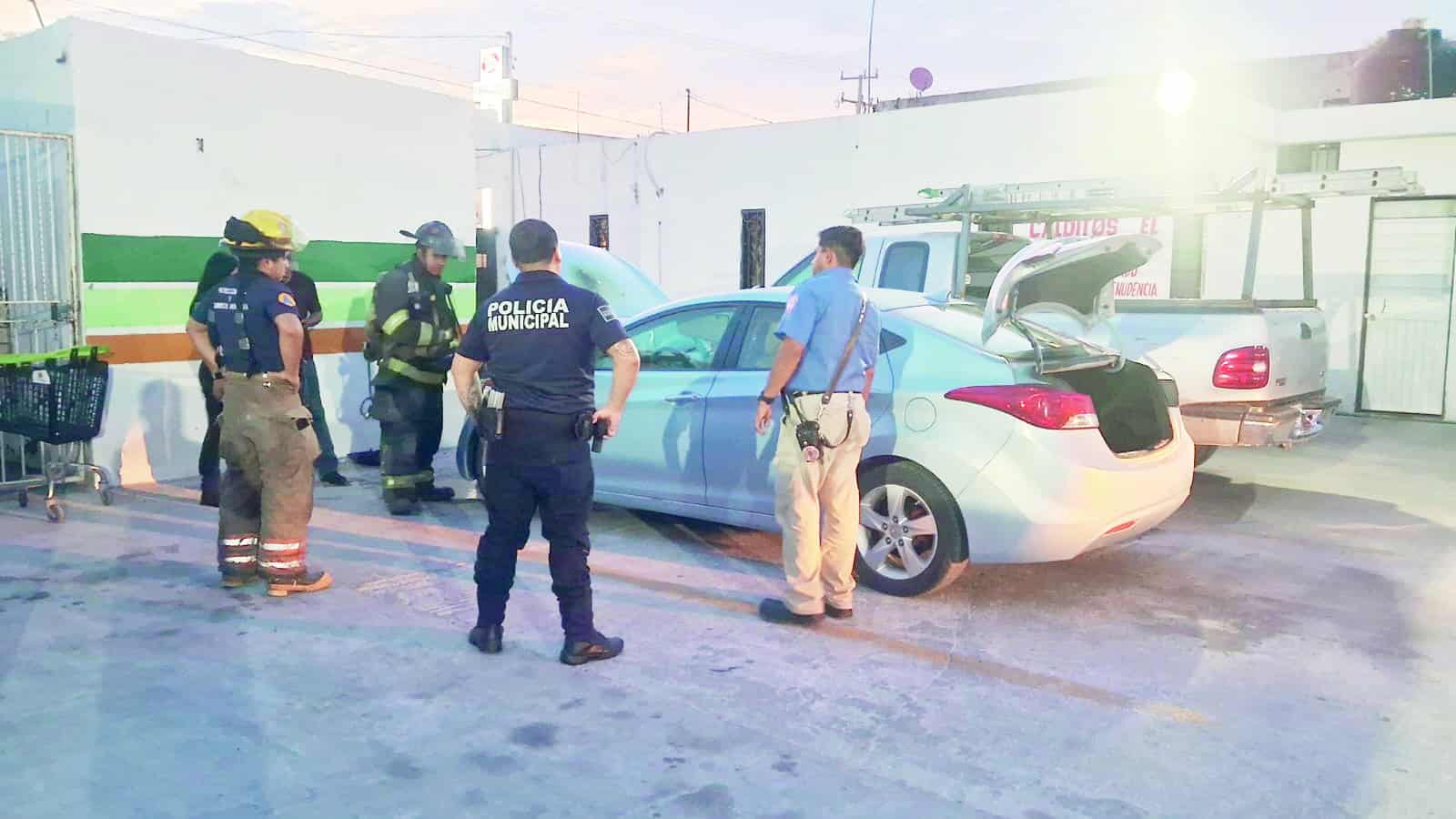 Incendio en Monclova: autom&oacute;vil se quema en centro comercial