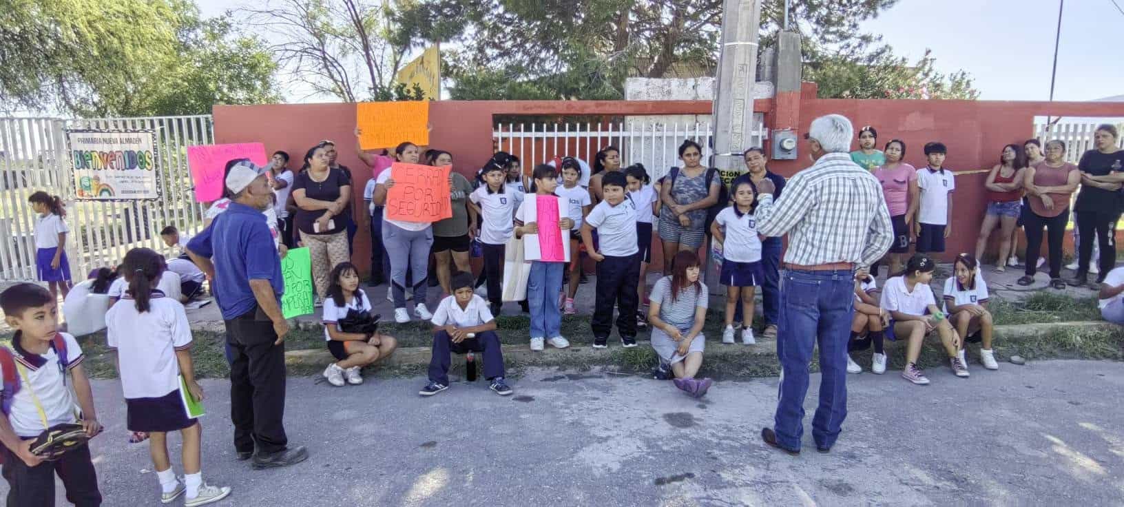 Padres bloquean escuela Nueva Almad&eacute;n en Monclova por falta de energ&iacute;a