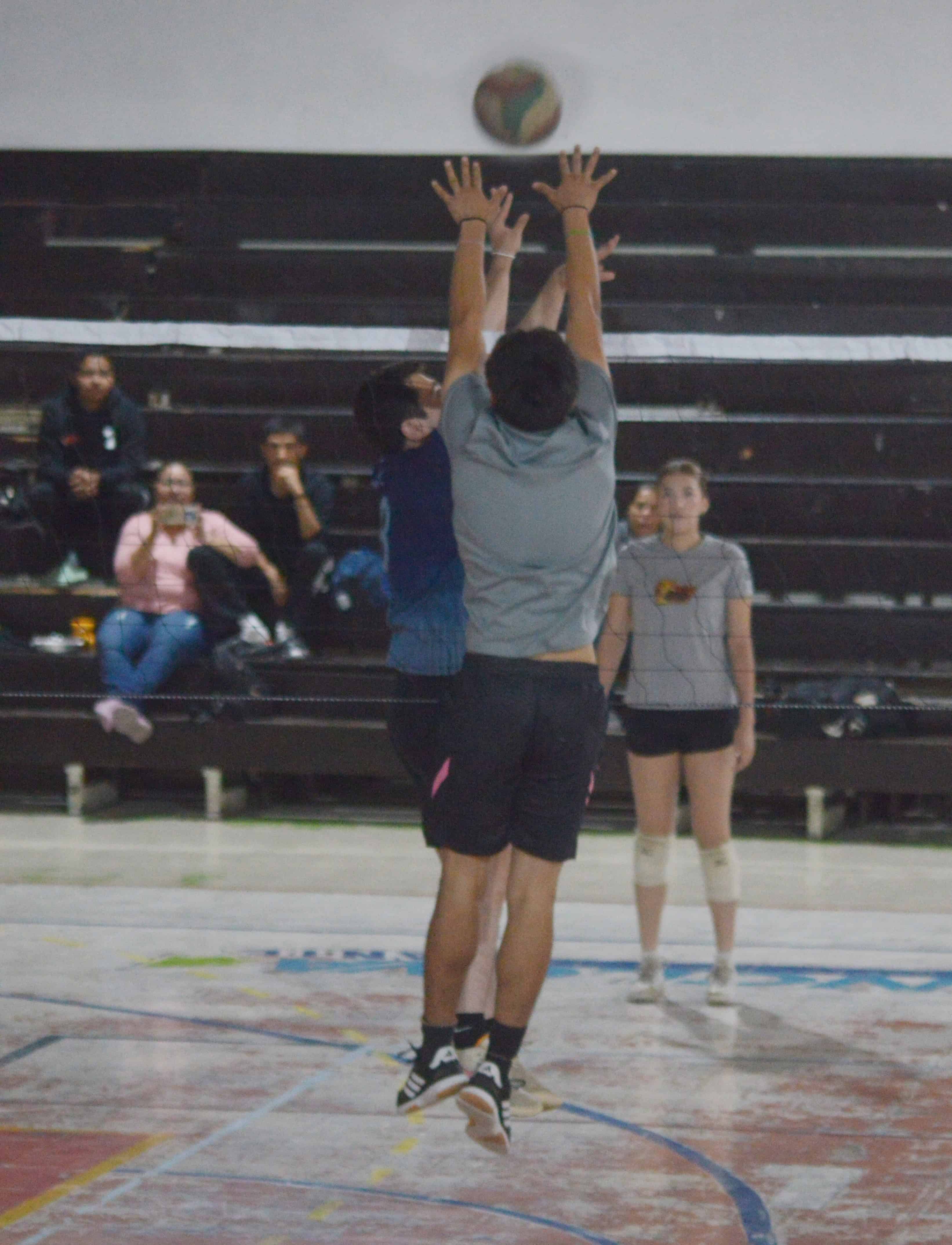 Dram&aacute;tica remontada de Shadows ante Estrellas en el Gimnasio Municipal