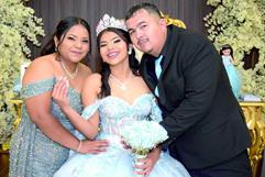 Alondra Isabel Morales celebra sus quince años con emotiva ceremonia